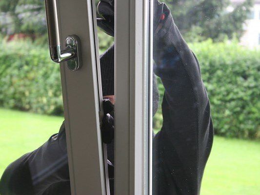 Der Räuber kam am helllichten Tag über die Terrasse Der Räuber kam am helllichten Tag über die Terrasse