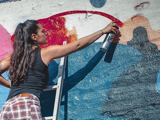 Eine junge Graffiti-Sprayerin wurde von der Polizei erwischt