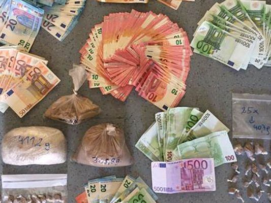 Drei Festnahmen und beschlagnahmte Drogen und Bargeld - die Bilanz des Polizeieinsatzes in Wien-Landstraße. Drei Festnahmen und beschlagnahmte Drogen und Bargeld - die Bilanz des Polizeieinsatzes in Wien-Landstraße.