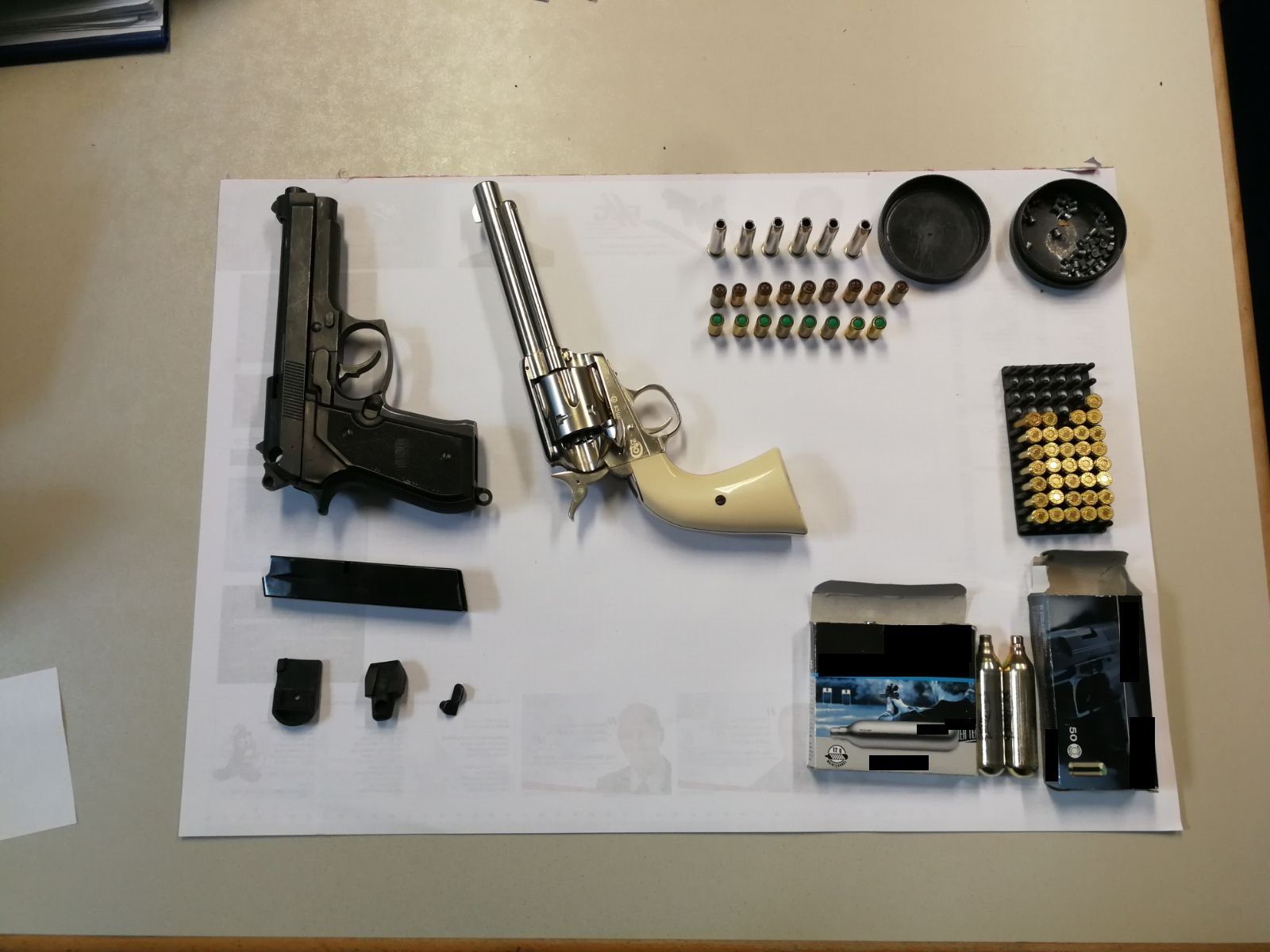 Diese Waffen wurden in der Wohnung sichergestellt. Diese Waffen wurden in der Wohnung sichergestellt.