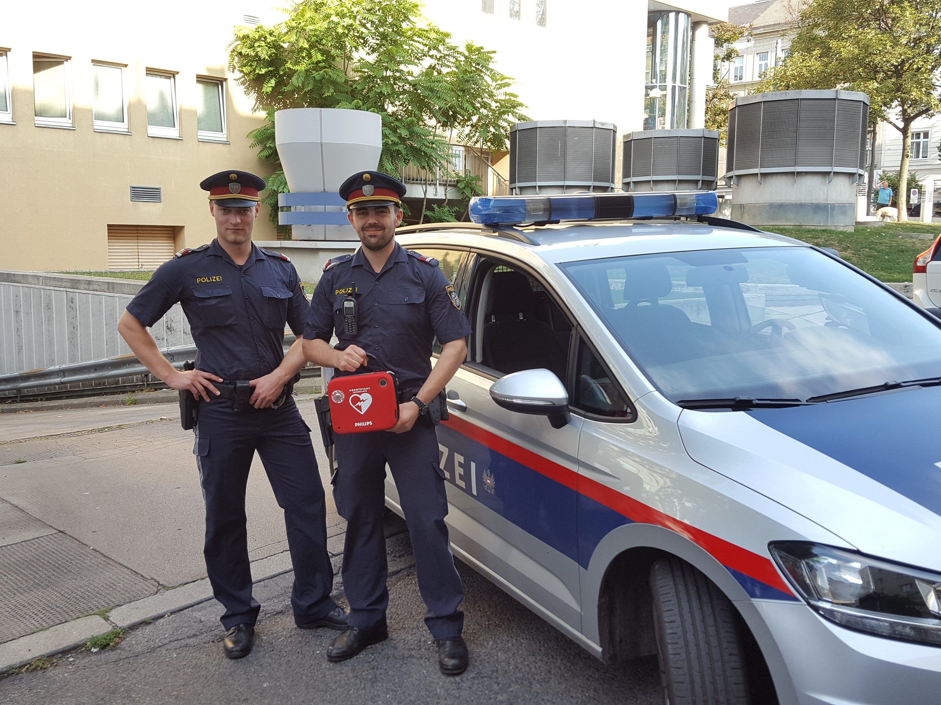 Die beiden Polizisten konnten die Frau erfolgreich reanimieren. Die beiden Polizisten konnten die Frau erfolgreich reanimieren.