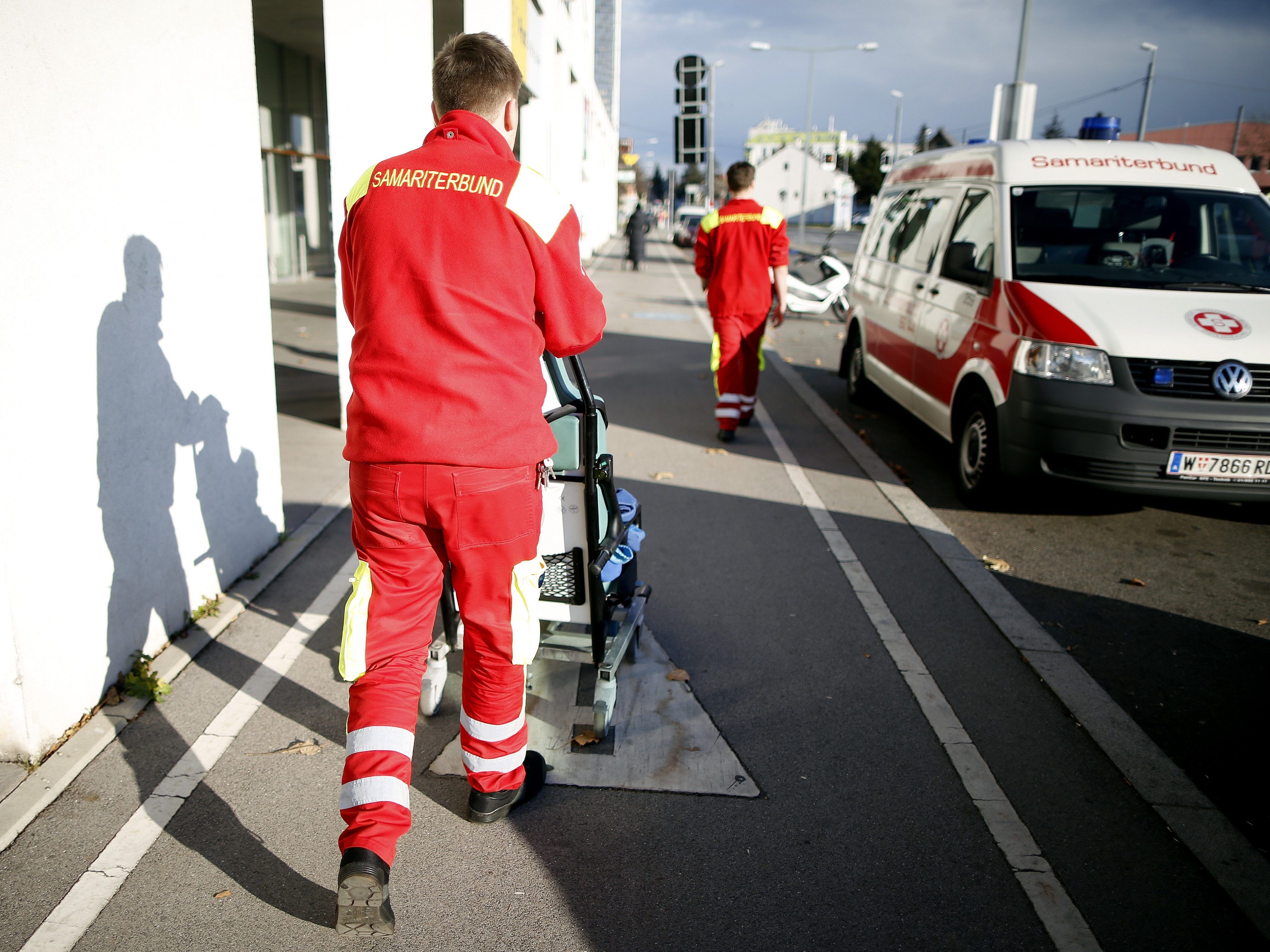 Der leicht verletzte Pkw-Lenker wurde vom Samariterbund ins Spital gebracht.