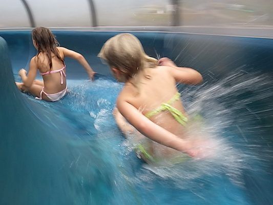 Eine Zehnjährige wurde bei der Wasserrutsche im Hütteldorfer Bad sexuell belästigt. Eine Zehnjährige wurde bei der Wasserrutsche im Hütteldorfer Bad sexuell belästigt.