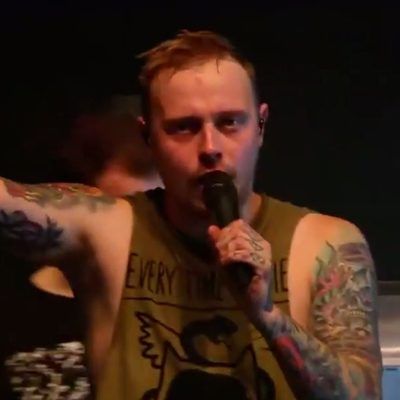 "The Architects"-Sänger Sam Carter fordert den Grapscher auf, das Konzert zu verlassen.