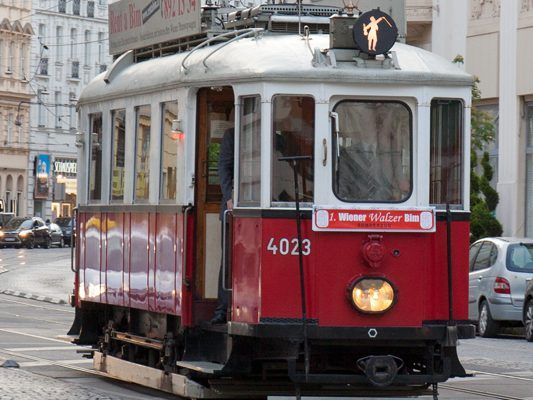 Auf musikalischer Reise in einer historischen Straßenbahn. Auf musikalischer Reise in einer historischen Straßenbahn.