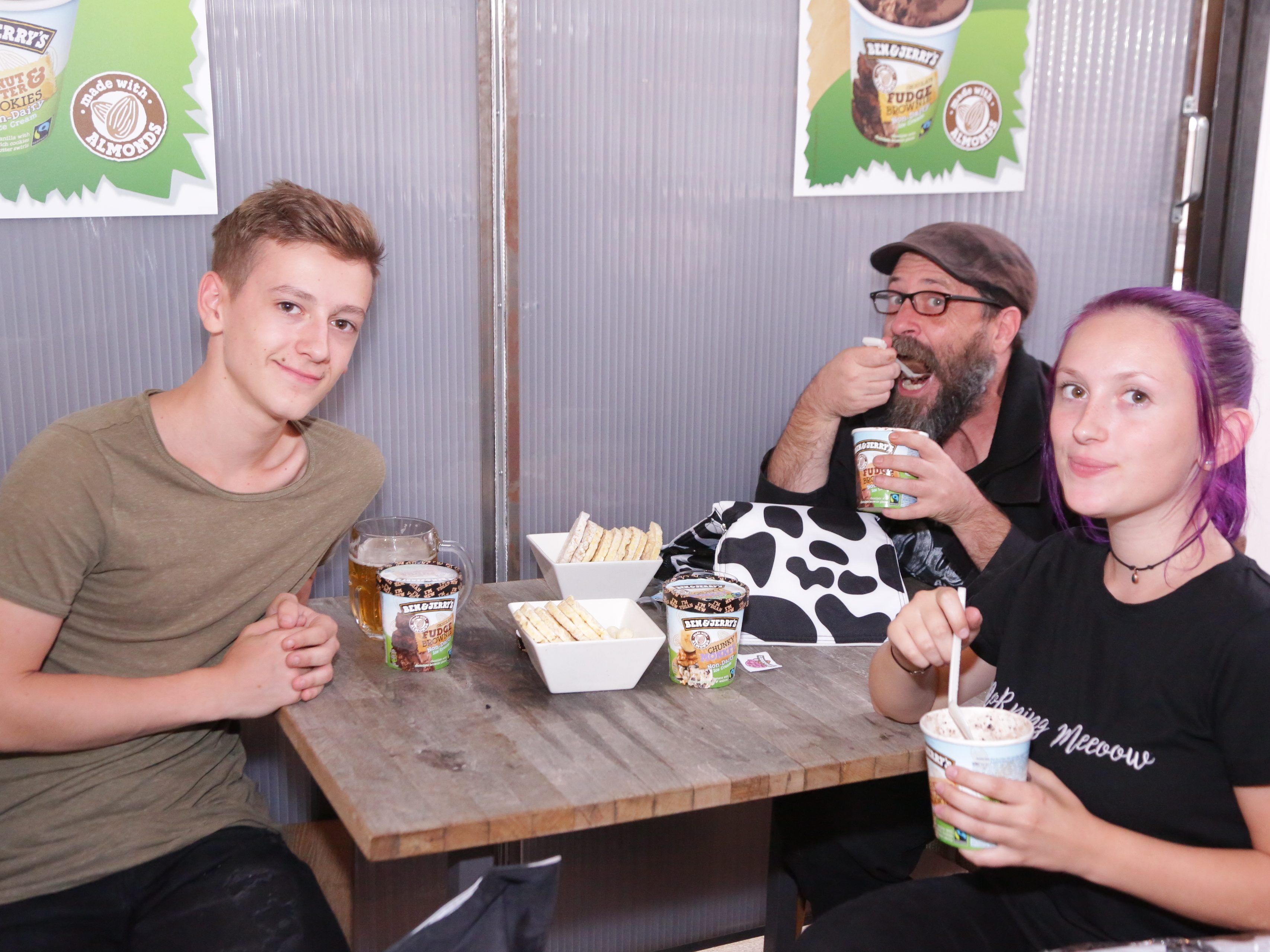 Dave Dempsey (FM4 Moderator) und seine Kinder ließen sich das neue Ben & Jerry's schmecken Dave Dempsey (FM4 Moderator) und seine Kinder ließen sich das neue Ben & Jerry's schmecken