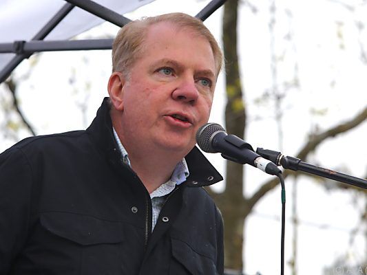 Der Politiker weist Anschuldigungen von insgesamt fünf Männern zurück Der Politiker weist Anschuldigungen von insgesamt fünf Männern zurück