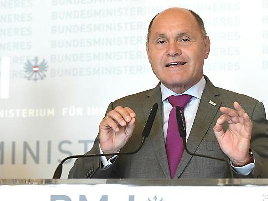 Innenminister Sobotka hält am Sicherheitspaket fest Innenminister Sobotka hält am Sicherheitspaket fest