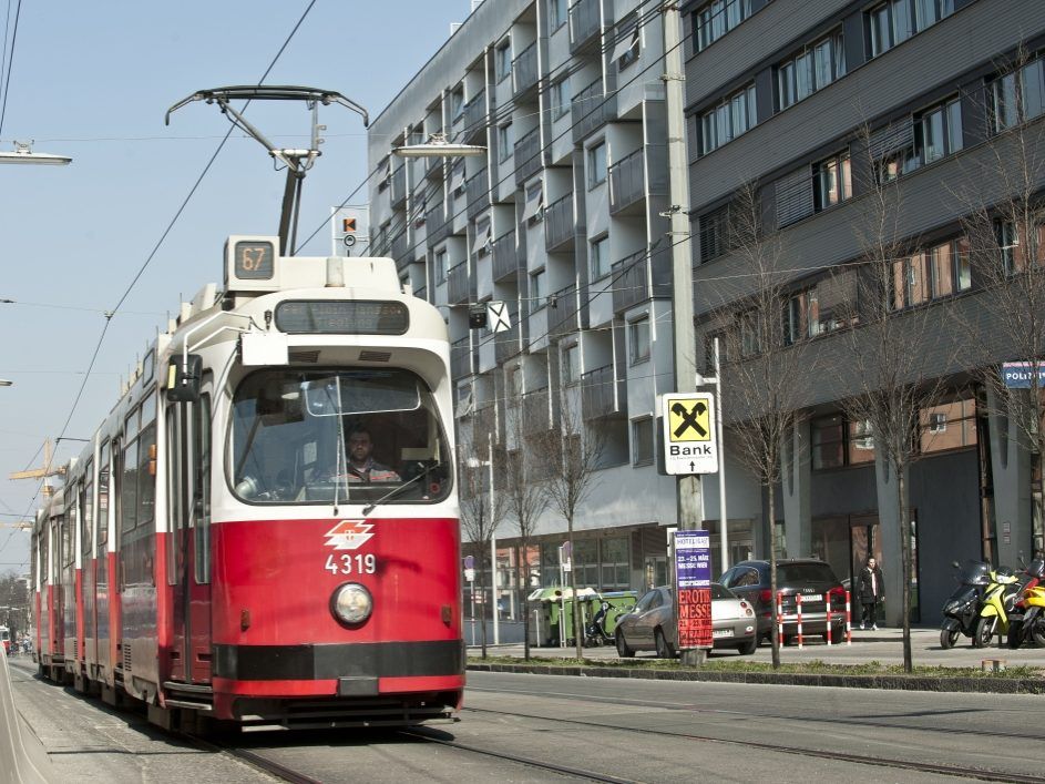 Eine Frau wurde von einer Straßenbahn der Linie 67 erfasst Eine Frau wurde von einer Straßenbahn der Linie 67 erfasst