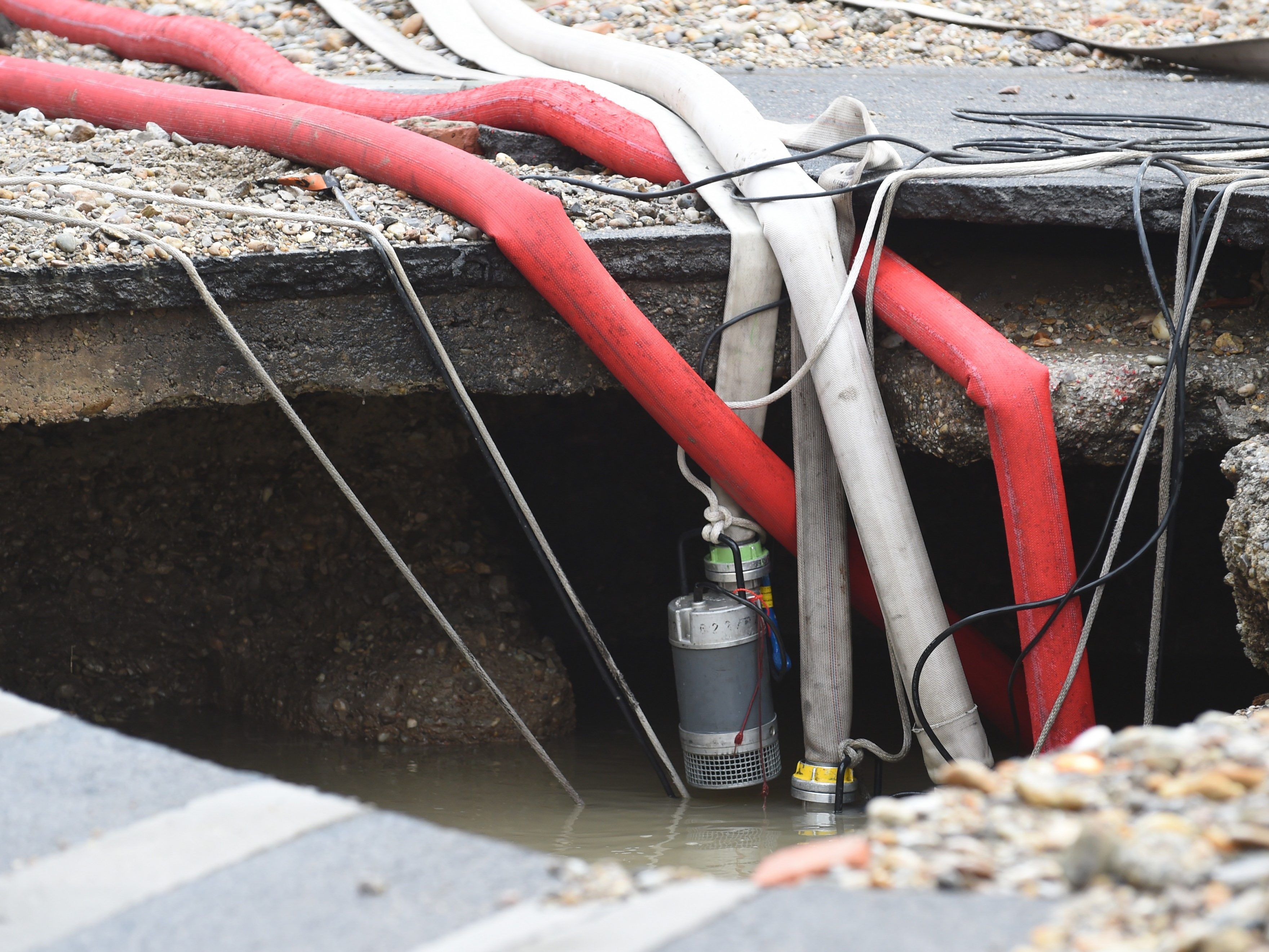Auf der Breitenfurter Straße gab es einen Wasserrohrbruch. Auf der Breitenfurter Straße gab es einen Wasserrohrbruch.
