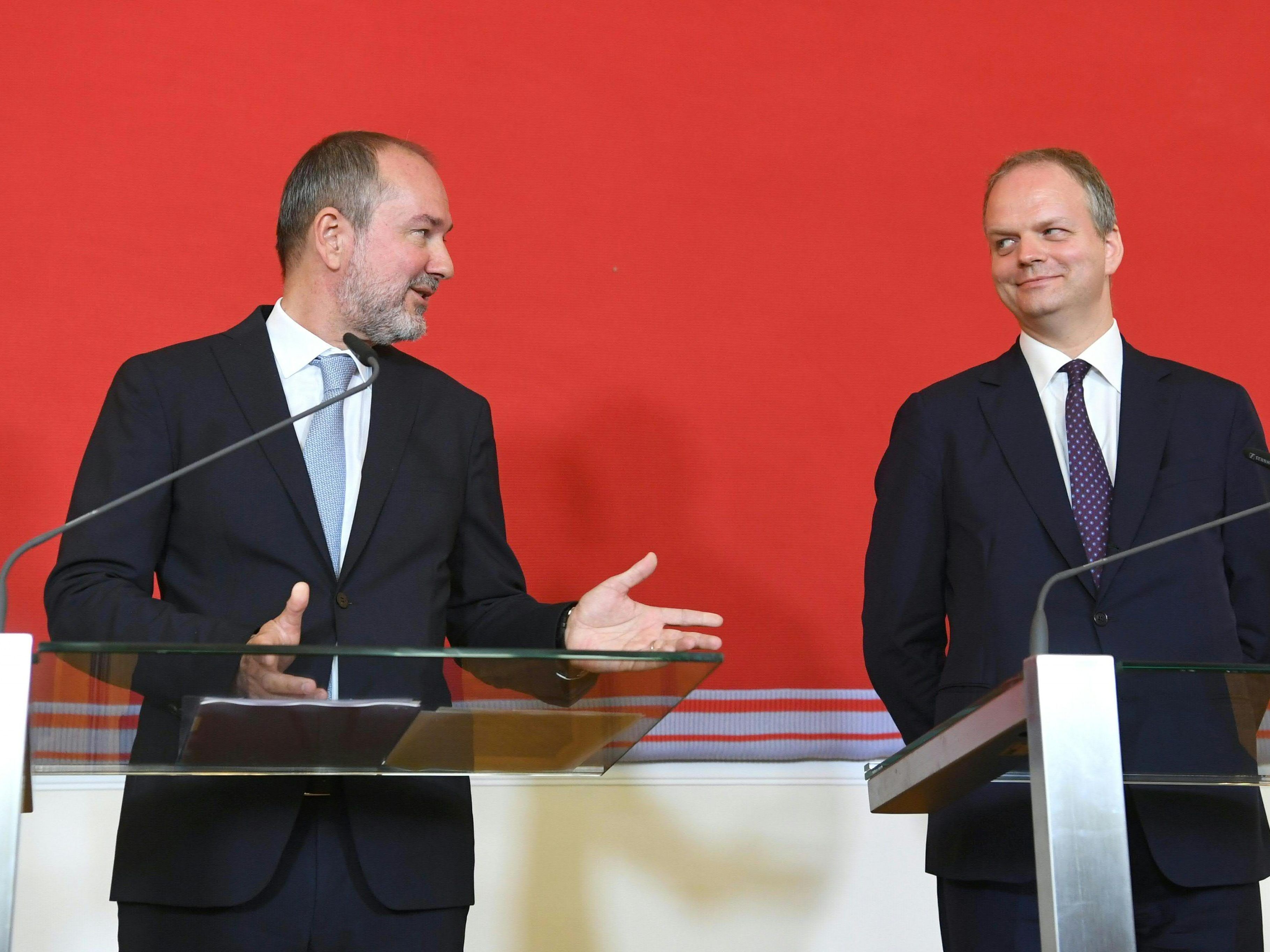 Kulturminister Thomas Drozda (l./SPÖ) und Eike Schmidt bei der Pressekonferenz