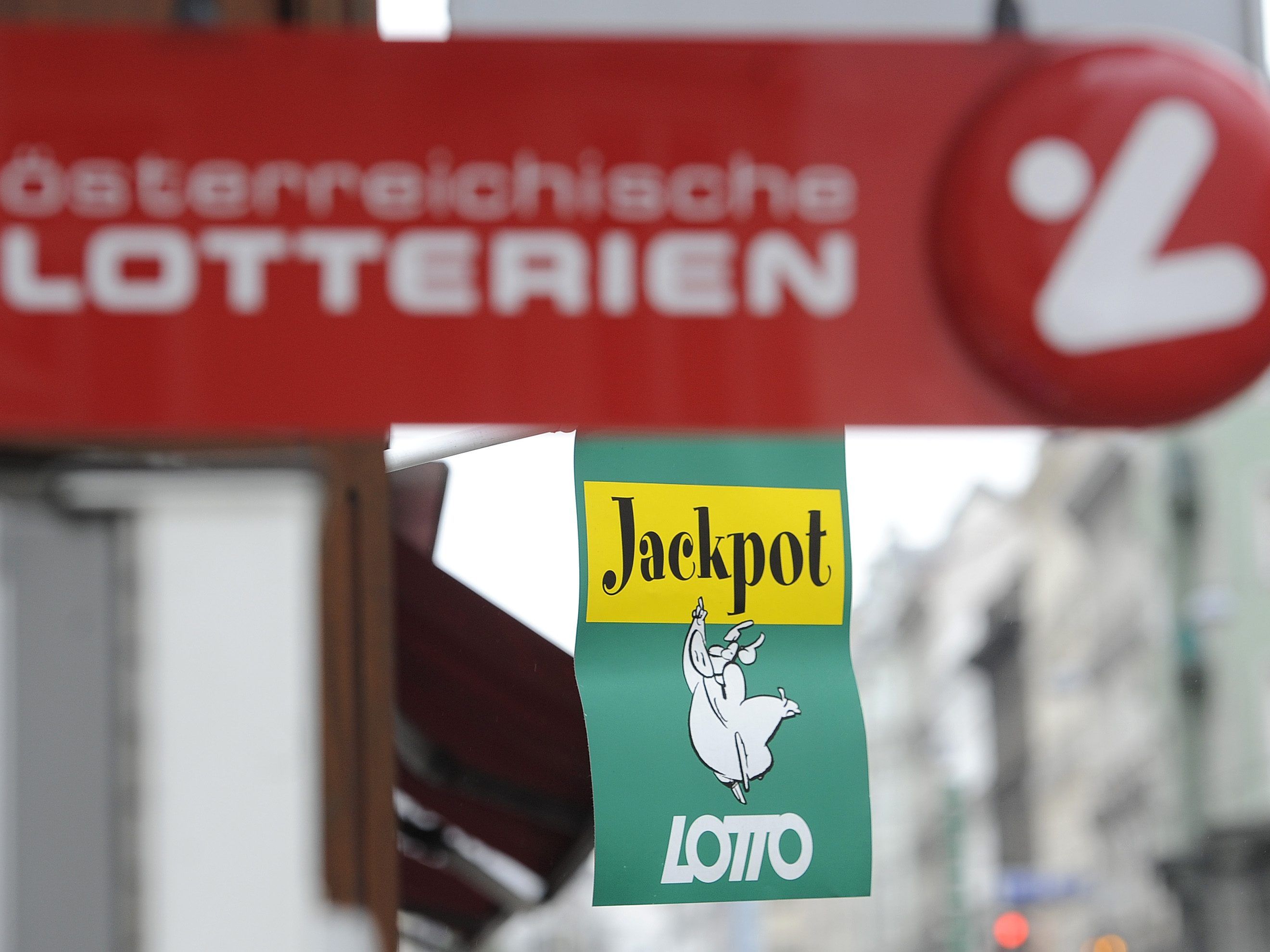 Der Trafikant und die beiden Passanten konnten den Räuber überwältigen. Der Trafikant und die beiden Passanten konnten den Räuber überwältigen.