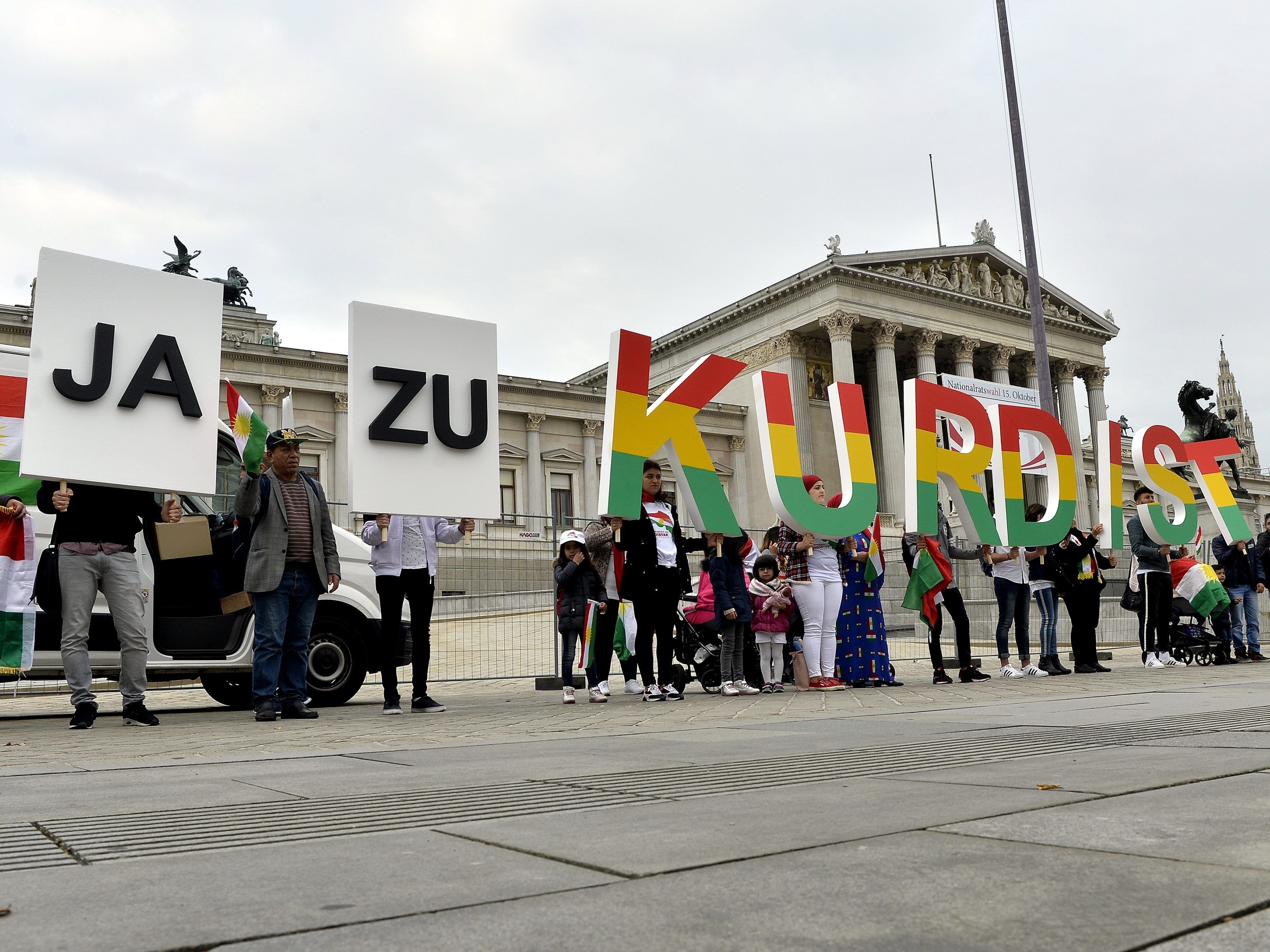 Bei der Demonstration vor dem Wiener Parlament. Bei der Demonstration vor dem Wiener Parlament.