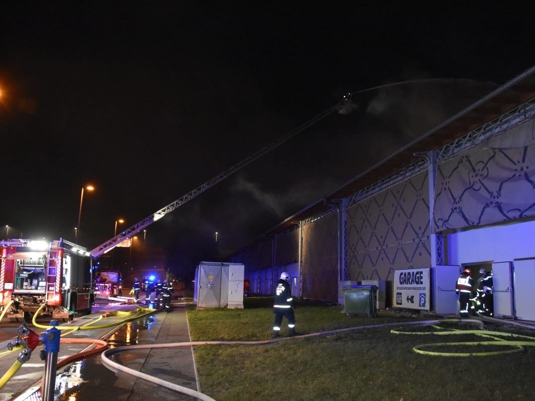 Die Marx-Halle in Wien-Landstraße stand in Flammen. Die Marx-Halle in Wien-Landstraße stand in Flammen.