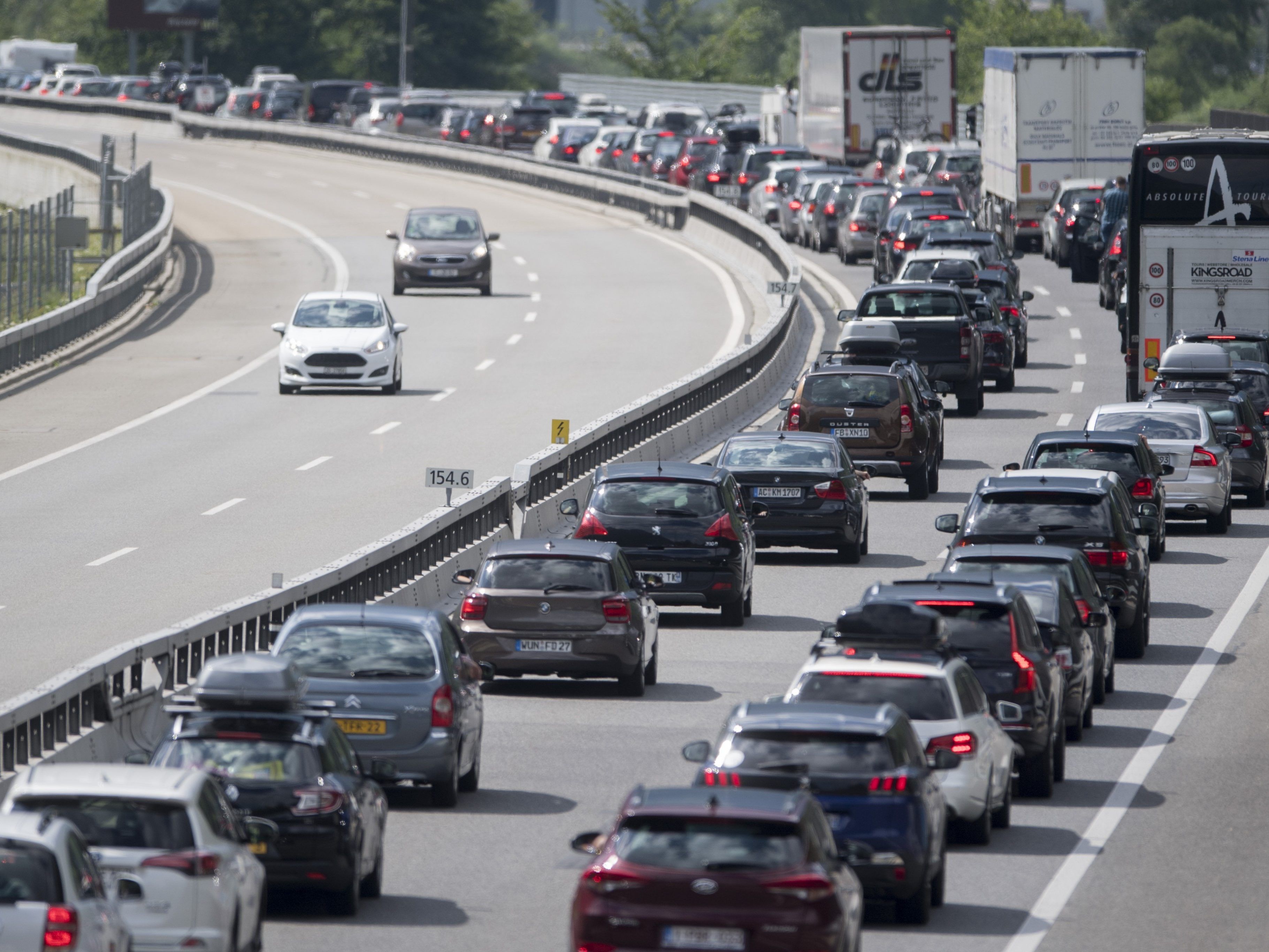 Auf der Wiener Außenringautobahn kam es Sonntagfrüh zu einem schweren Unfall. Auf der Wiener Außenringautobahn kam es Sonntagfrüh zu einem schweren Unfall.