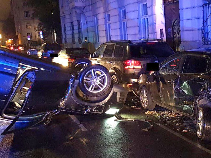 Einen spektakulären Unfall gab es Samstagfrüh in Wien-Alsergrund.