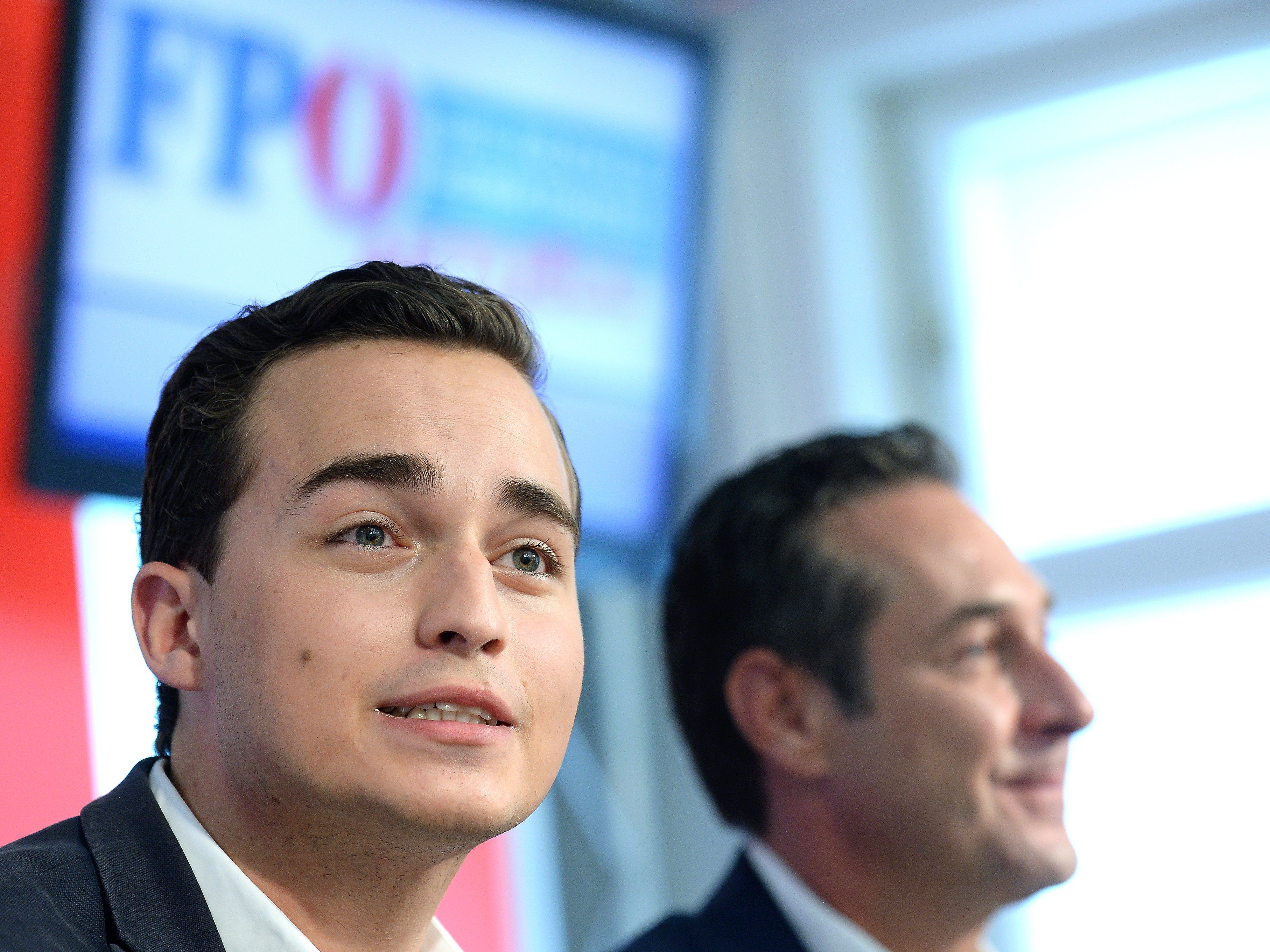 Jugendkandidat Maximilian Krauss fährt im FPÖ-Wohnwagen durch Wien