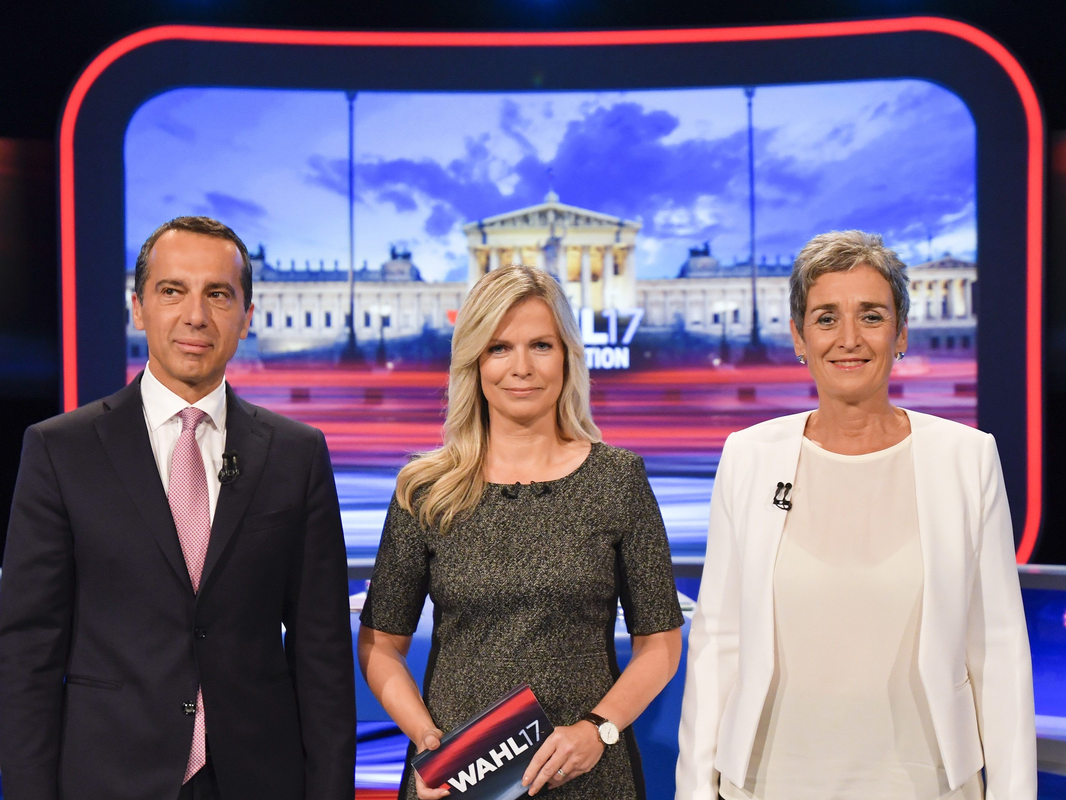 Die Grünen-Spitzenkandidatin Ulrike Lunacek (R), Moderatorin Claudia Reiterer (M) und SPÖ-Chef Christian Kern