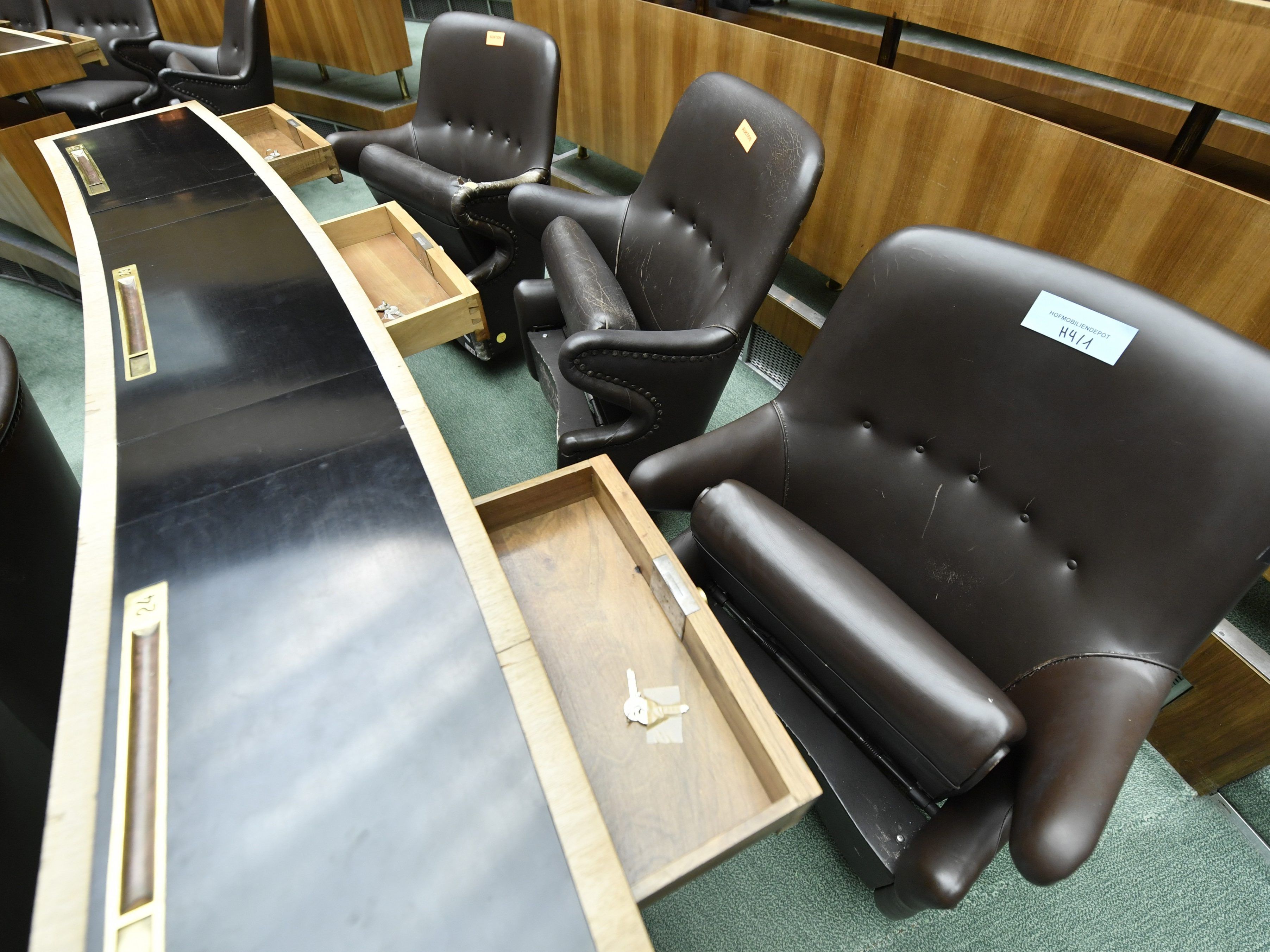 Verschiedene Möbel des alten Parlaments wurden versteigert. Verschiedene Möbel des alten Parlaments wurden versteigert.