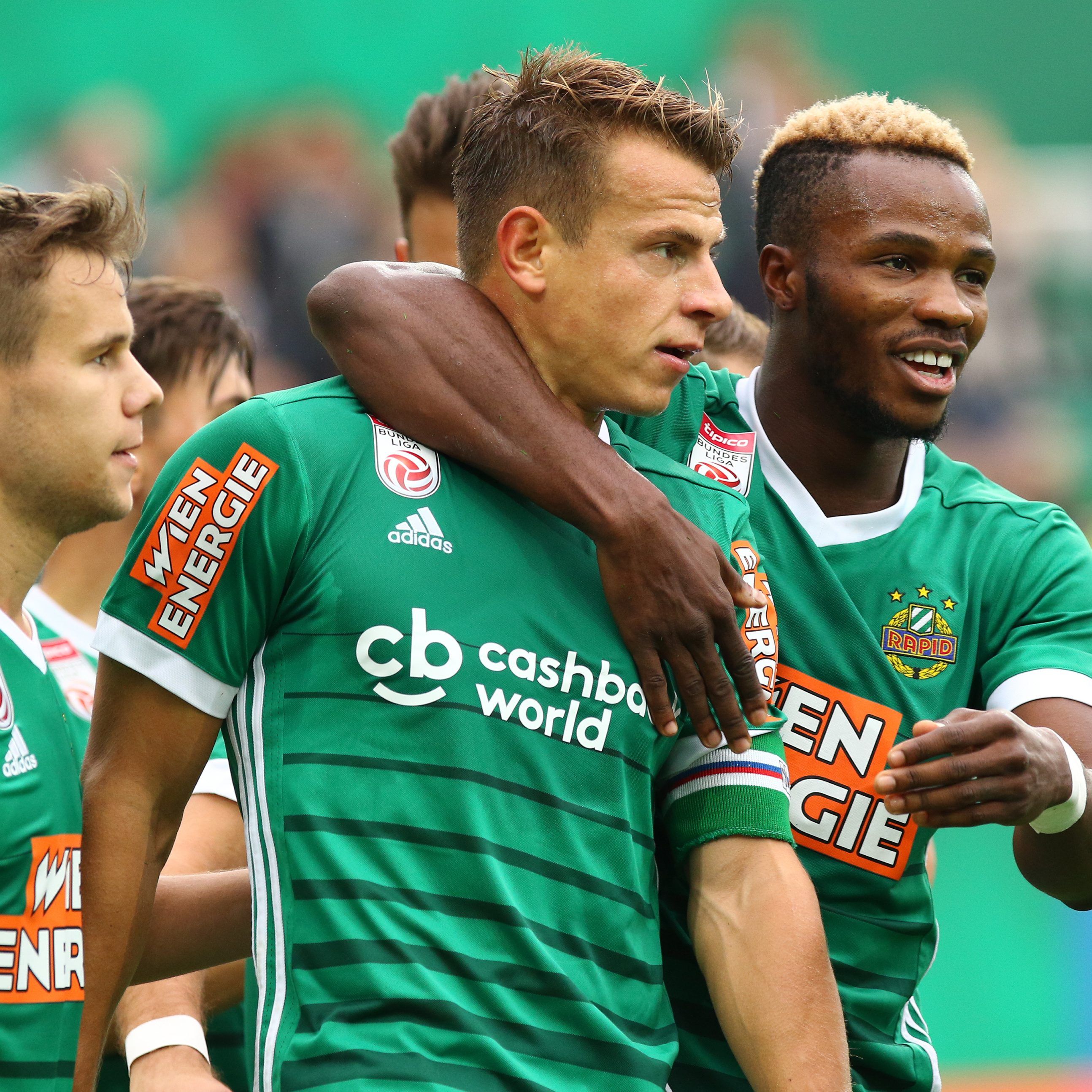 Kapitän Stefan Schwab (m.) führte Rapid gegen den WAC zum Sieg.