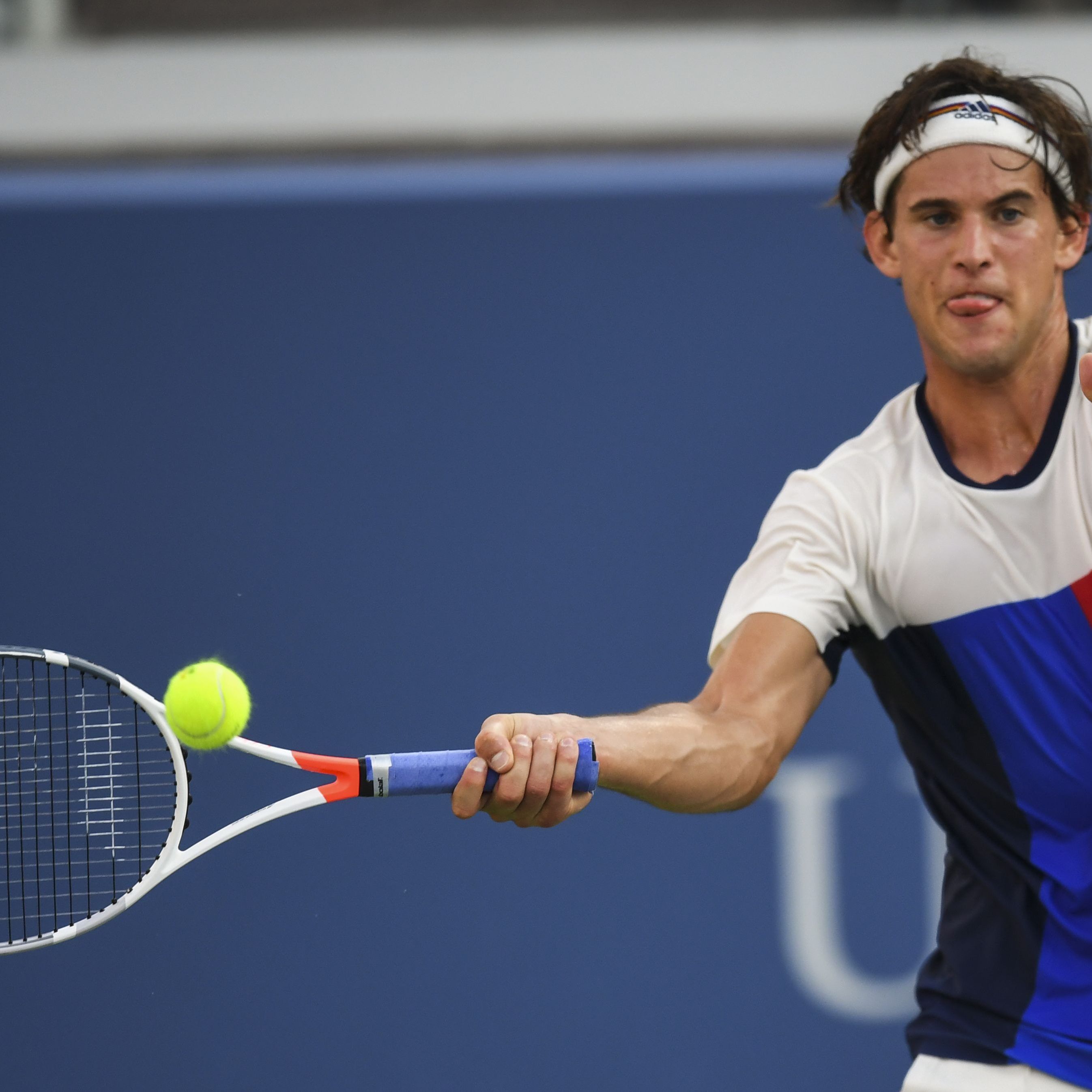Dominic Thiem schlägt beim Laver Cup in Prag auf.