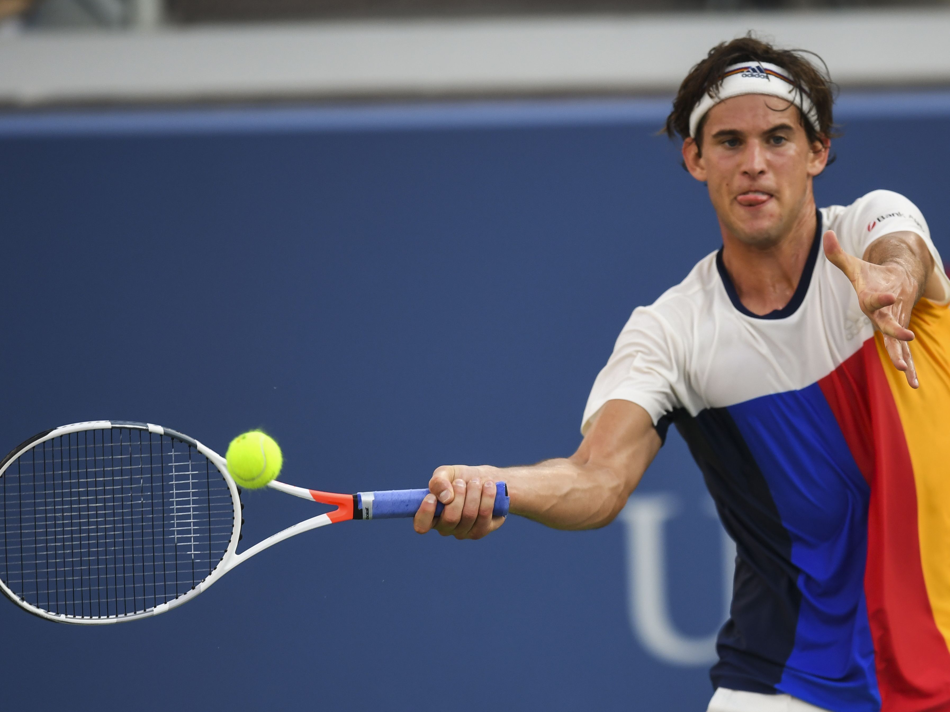 Dominic Thiem schlägt beim Laver Cup in Prag auf.