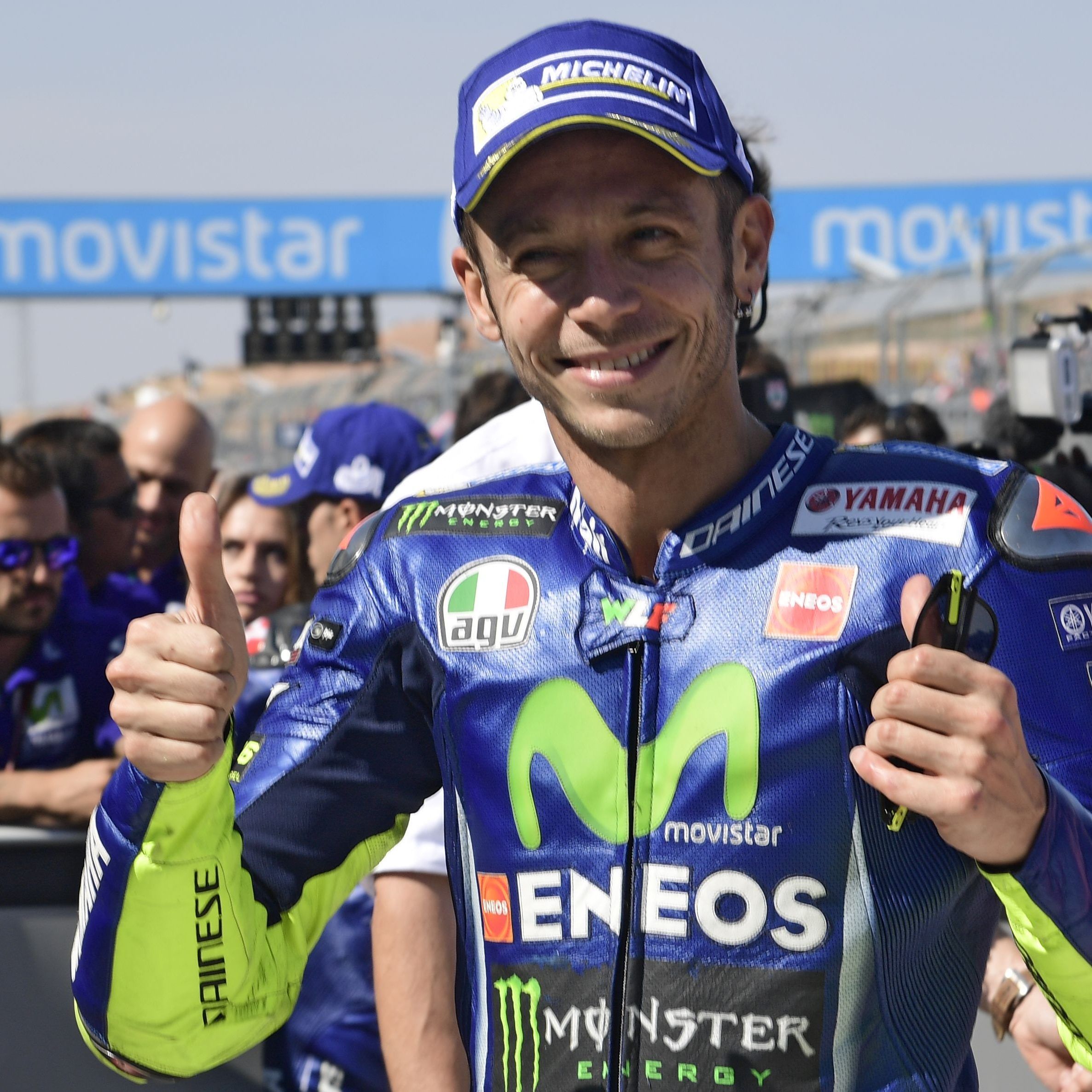 Valentino Rossi startet aus der ersten Reihe, trotz Beinbruch.
