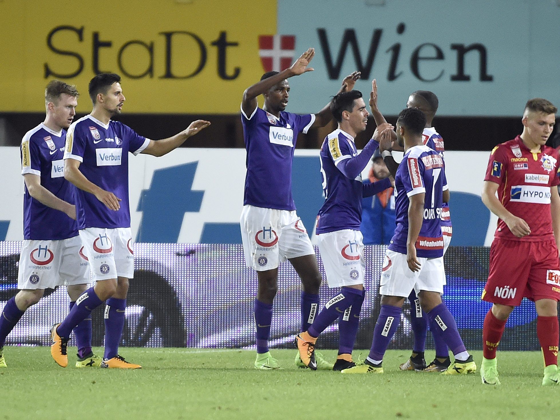 Die Wiener Austria zerlegte St. Pölten im Happel Stadion mit 5:1 regelrecht Die Wiener Austria zerlegte St. Pölten im Happel Stadion mit 5:1 regelrecht