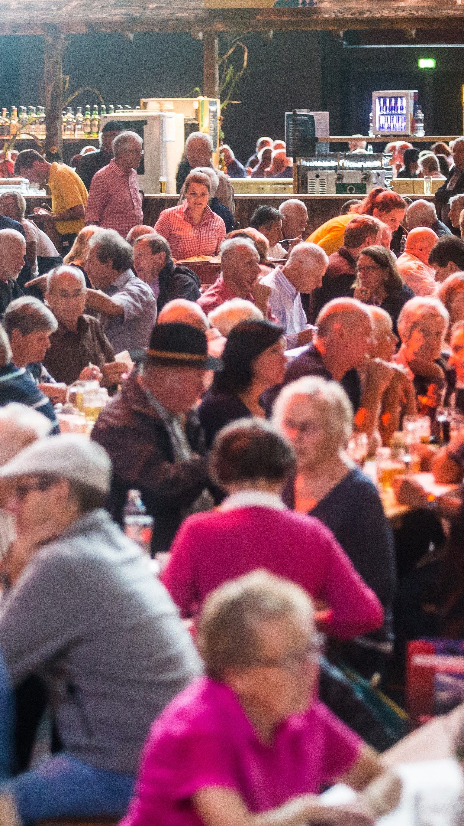 Gute Stimmung im Wirtschaftszelt