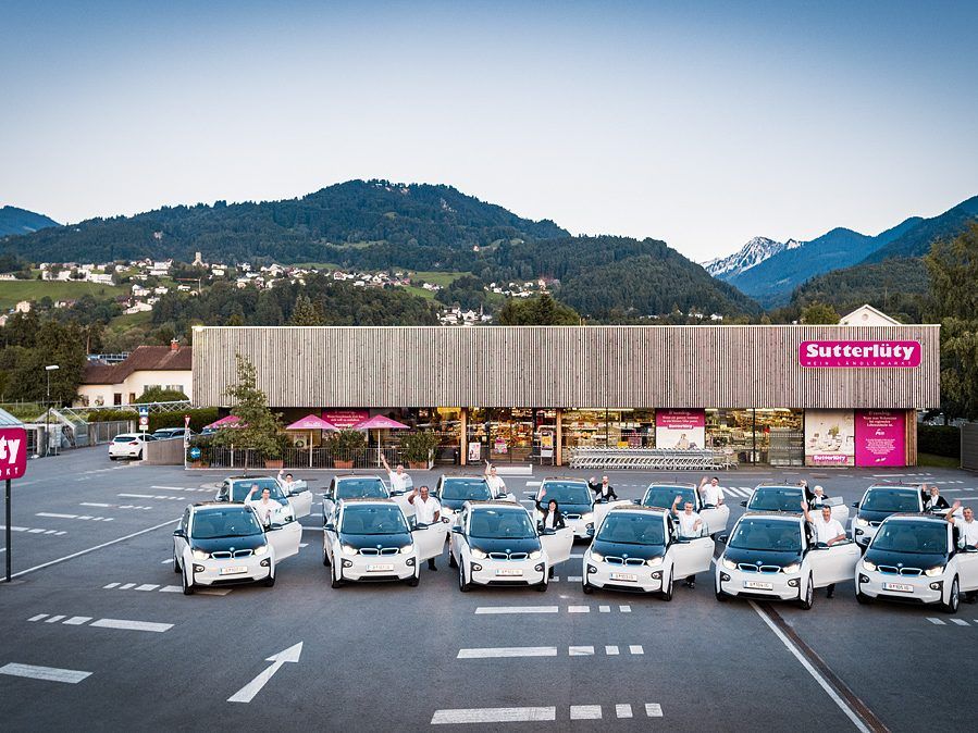 Für 13 Geschäftsleiter der Sutterlüty Ländlemärkte soll der BMW i3 als Geschäftsauto ein besonderes Zuckerl für das Mehr an Verantwortung darstellen.