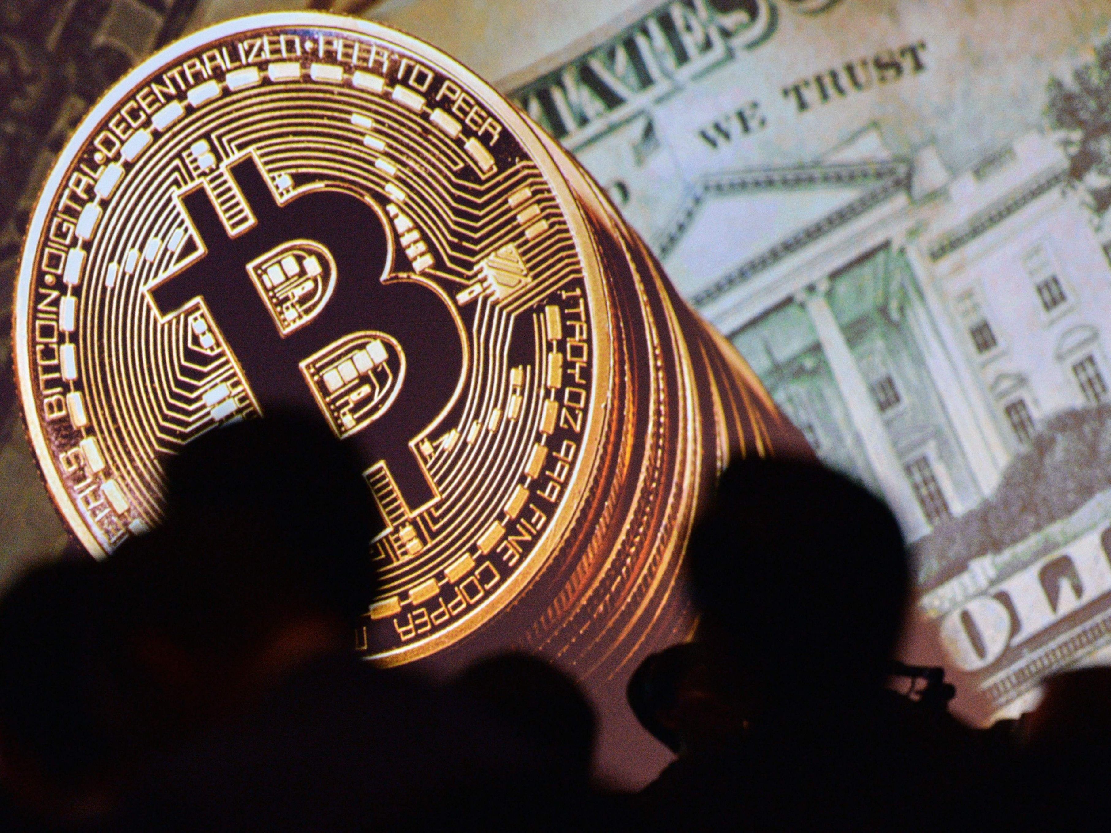 Über alternative Geldformen wie Bitcoin wird diskutiert.