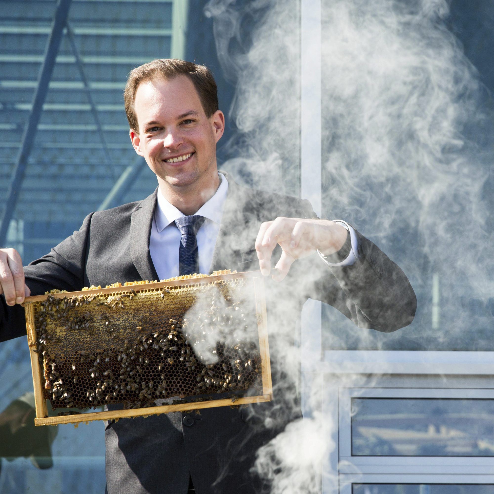 Matthias Franta, Center Manager des Donau Zentrums, und die Bienen