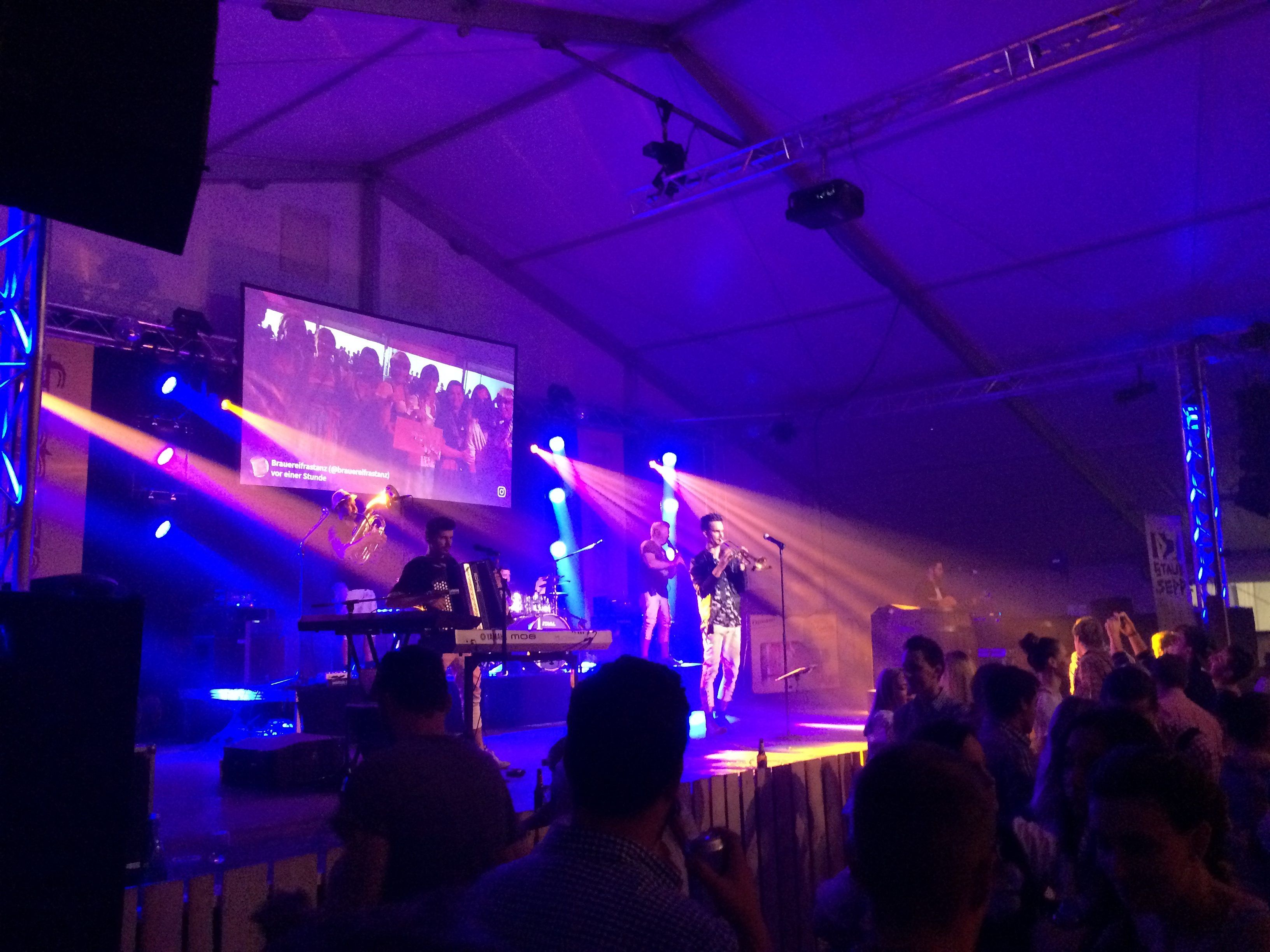Das Drei-Schwestern-Clubbing läutete das Bockbierfest ein. Das Drei-Schwestern-Clubbing läutete das Bockbierfest ein.