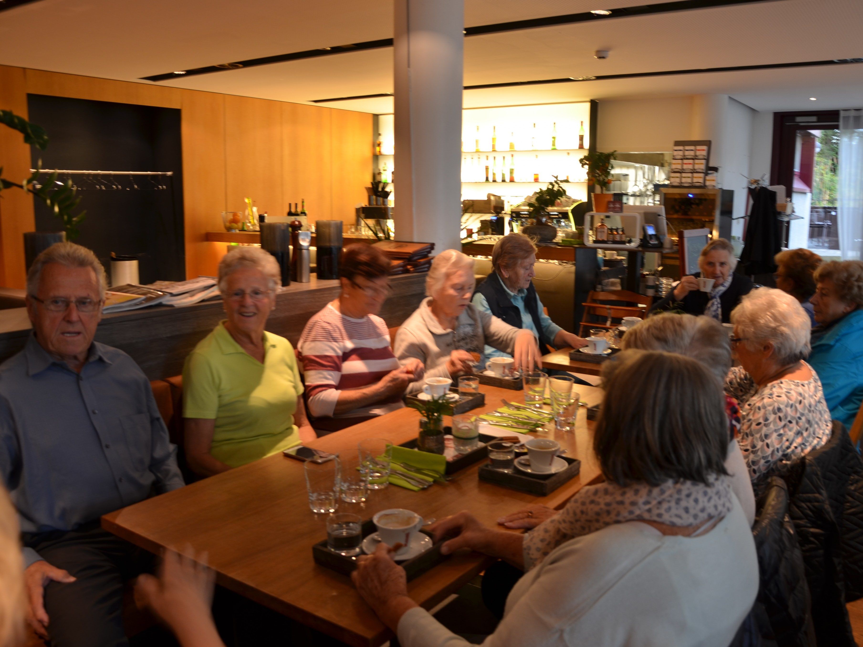 Gemeinsames Feiern im Restaurant Freischwimmer