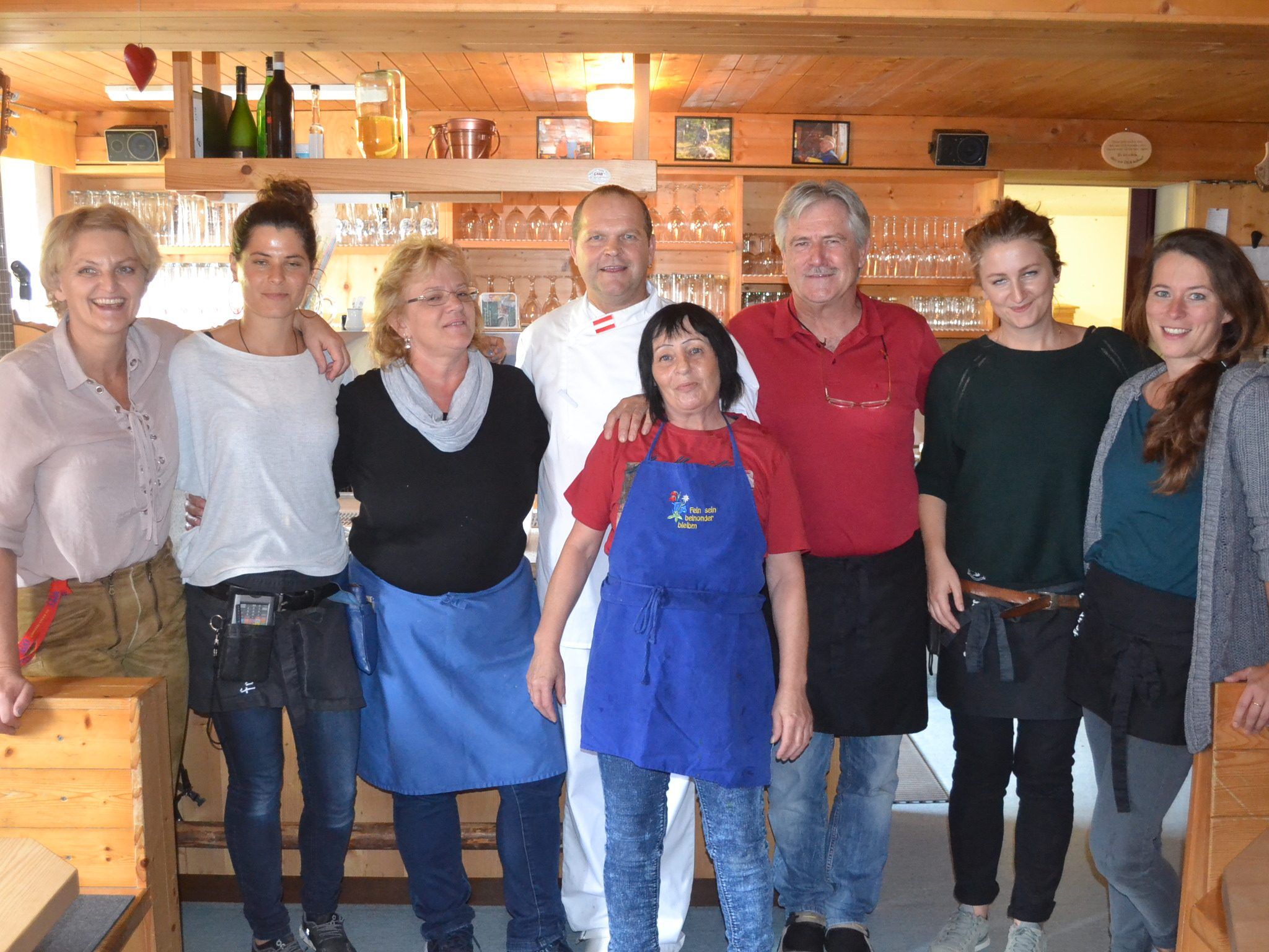 Grund zu feiern: Elke, Hannes und Anja Keßler mit Team.