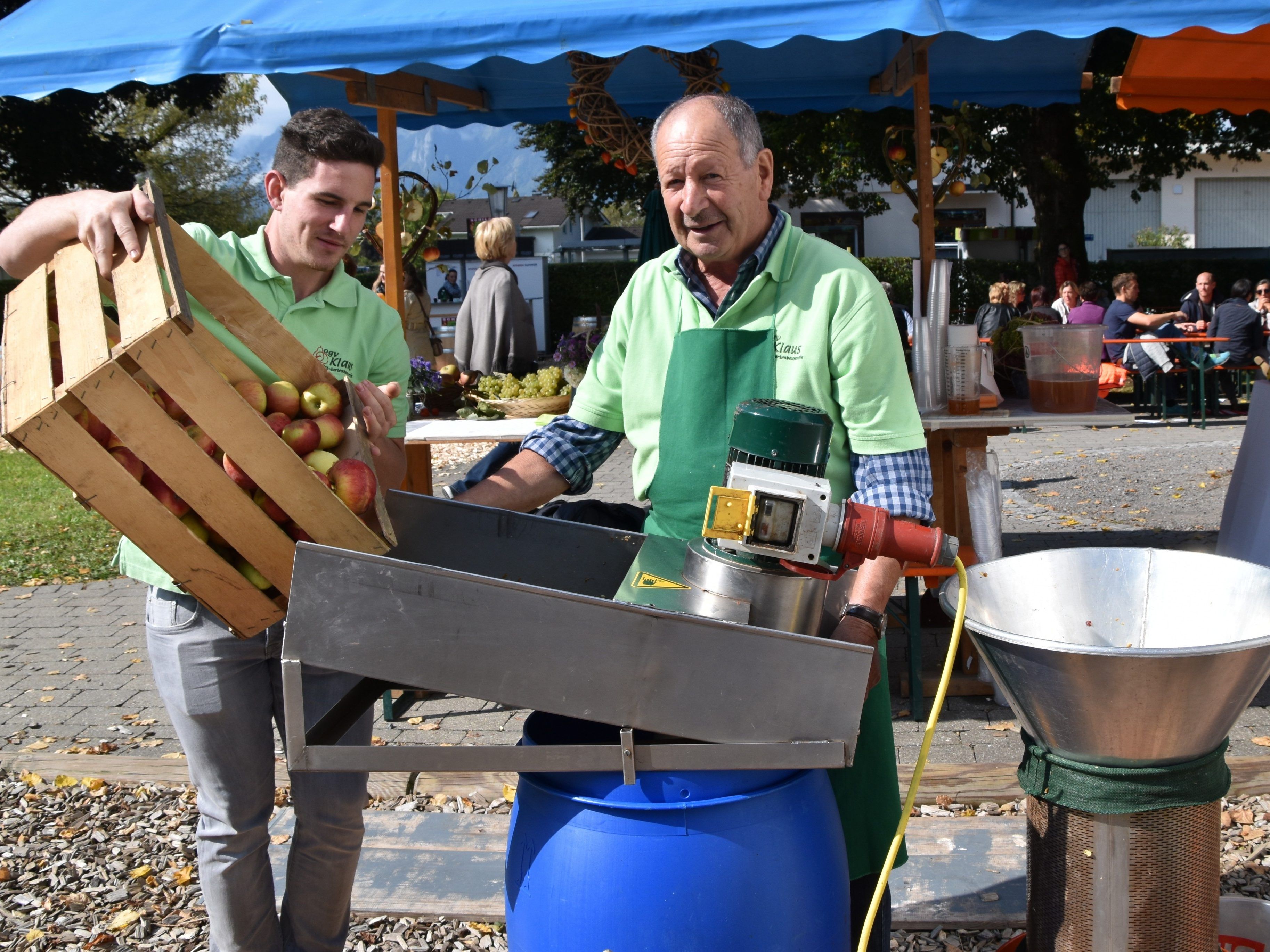 Tobias Sandholzer und Walter Griß pressen frischen Most Tobias Sandholzer und Walter Griß pressen frischen Most
