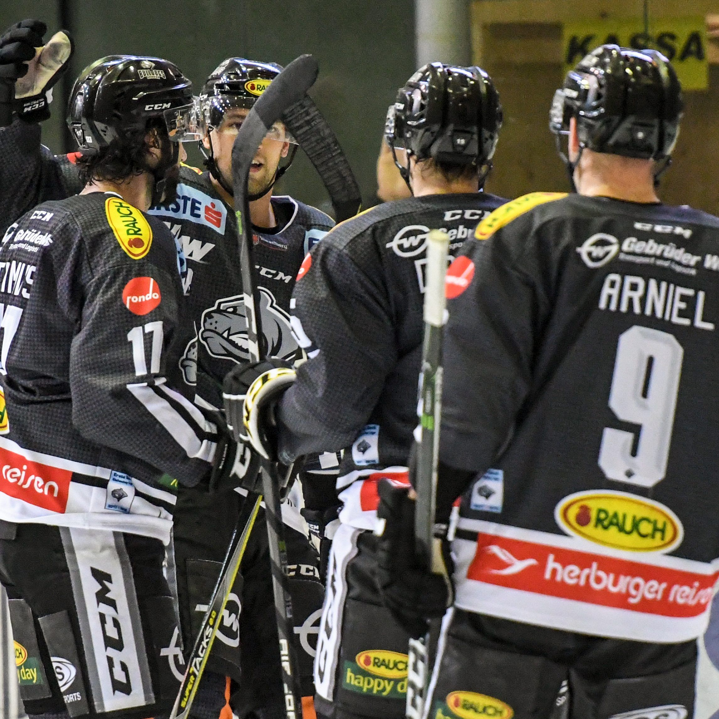 Die Dornbirner Bulldogs jubeln über den ersten Heimsieg der Saison.