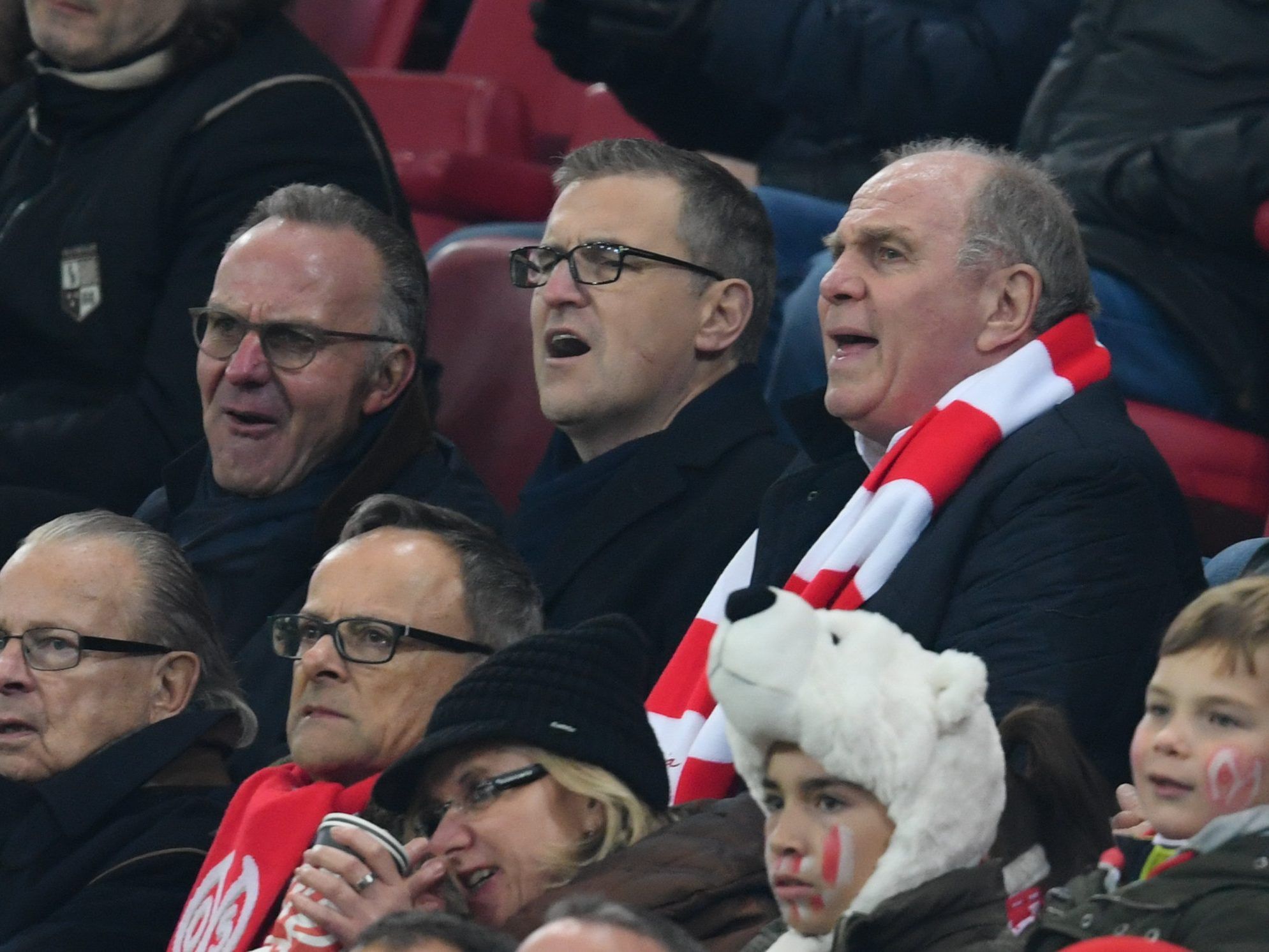 FC Bayern-Finanzchef verletzte sich bei einem Jagdunfall. FC Bayern-Finanzchef verletzte sich bei einem Jagdunfall.