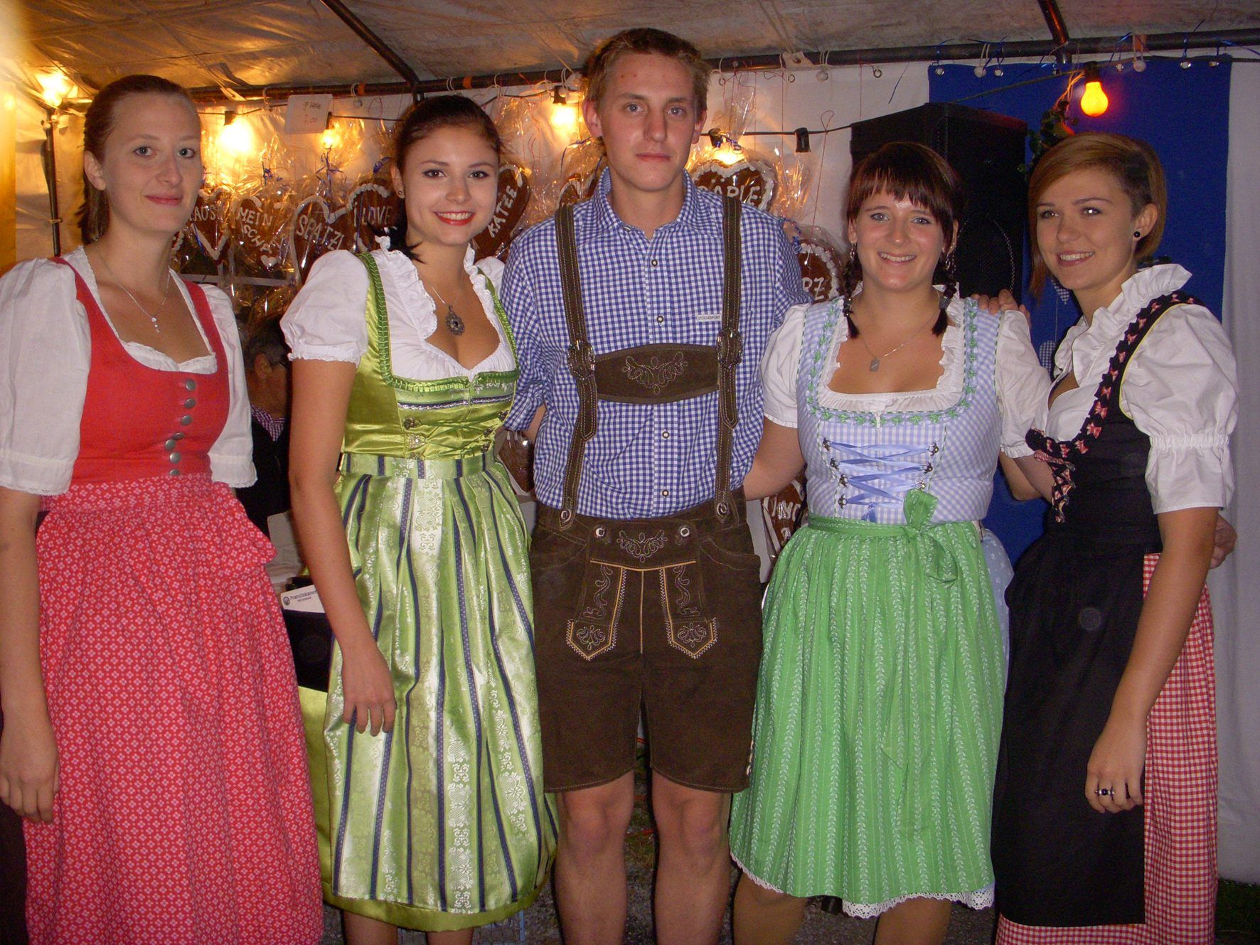 Bewährtes Serviceteam mit Antonia, Lena, Patrick, Marlene und Vroni. Bewährtes Serviceteam mit Antonia, Lena, Patrick, Marlene und Vroni.