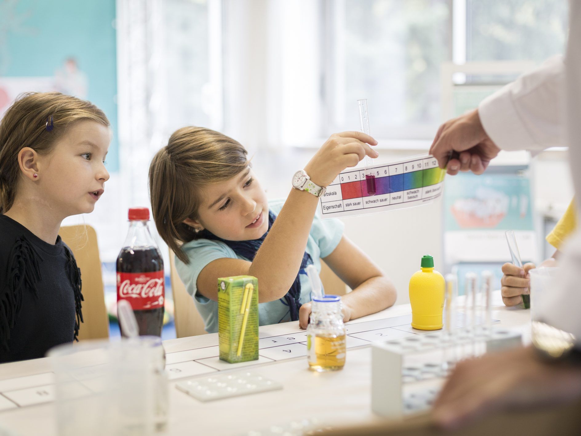 Beim Forschungsfest on Tour können Kinder und Jugendliche in die Welt der Forschung eintauchen.