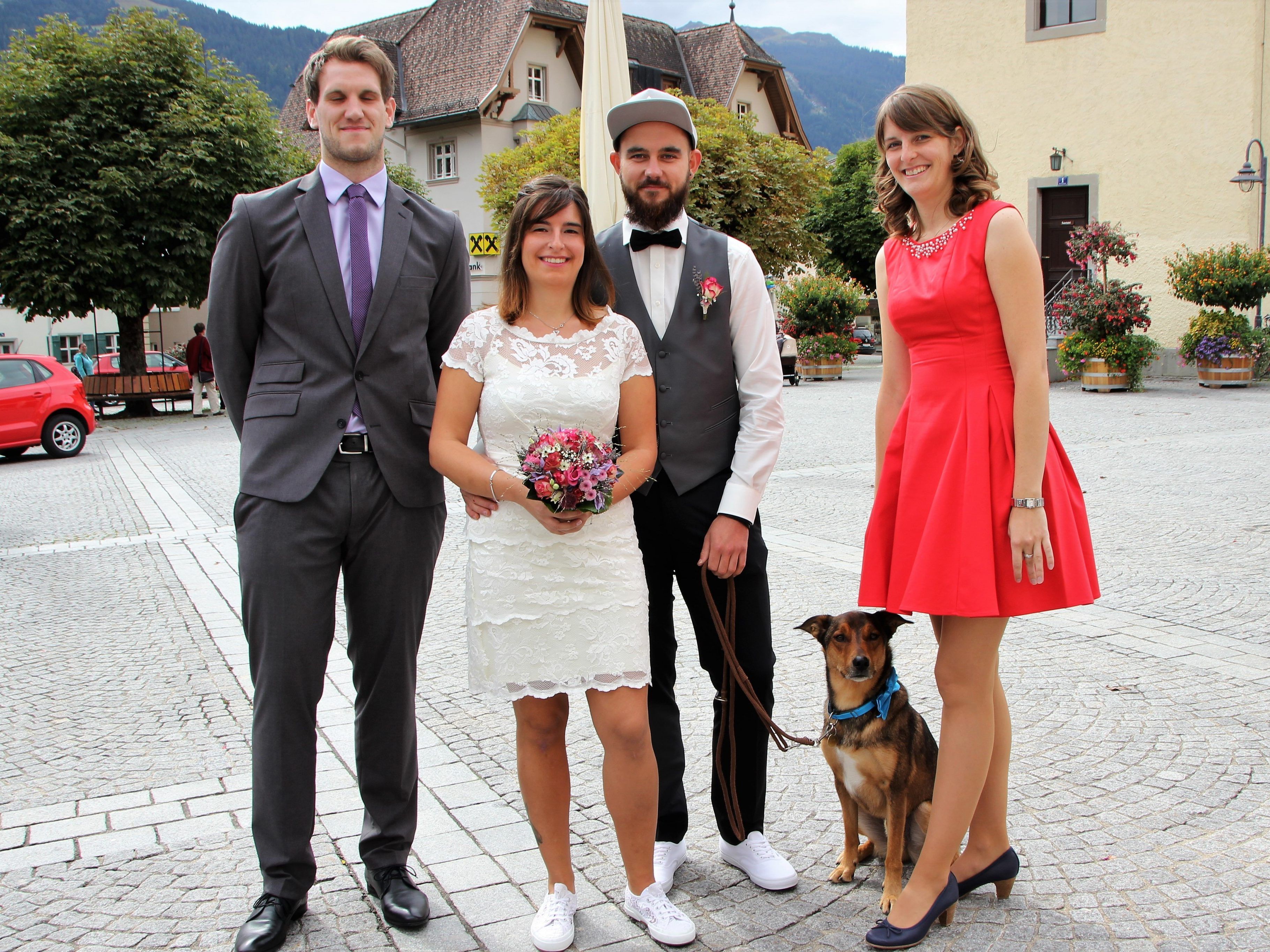 Das frisch vermählte Paar mit seinen Trauzeugen und seinem Hund Kahni. Das frisch vermählte Paar mit seinen Trauzeugen und seinem Hund Kahni.