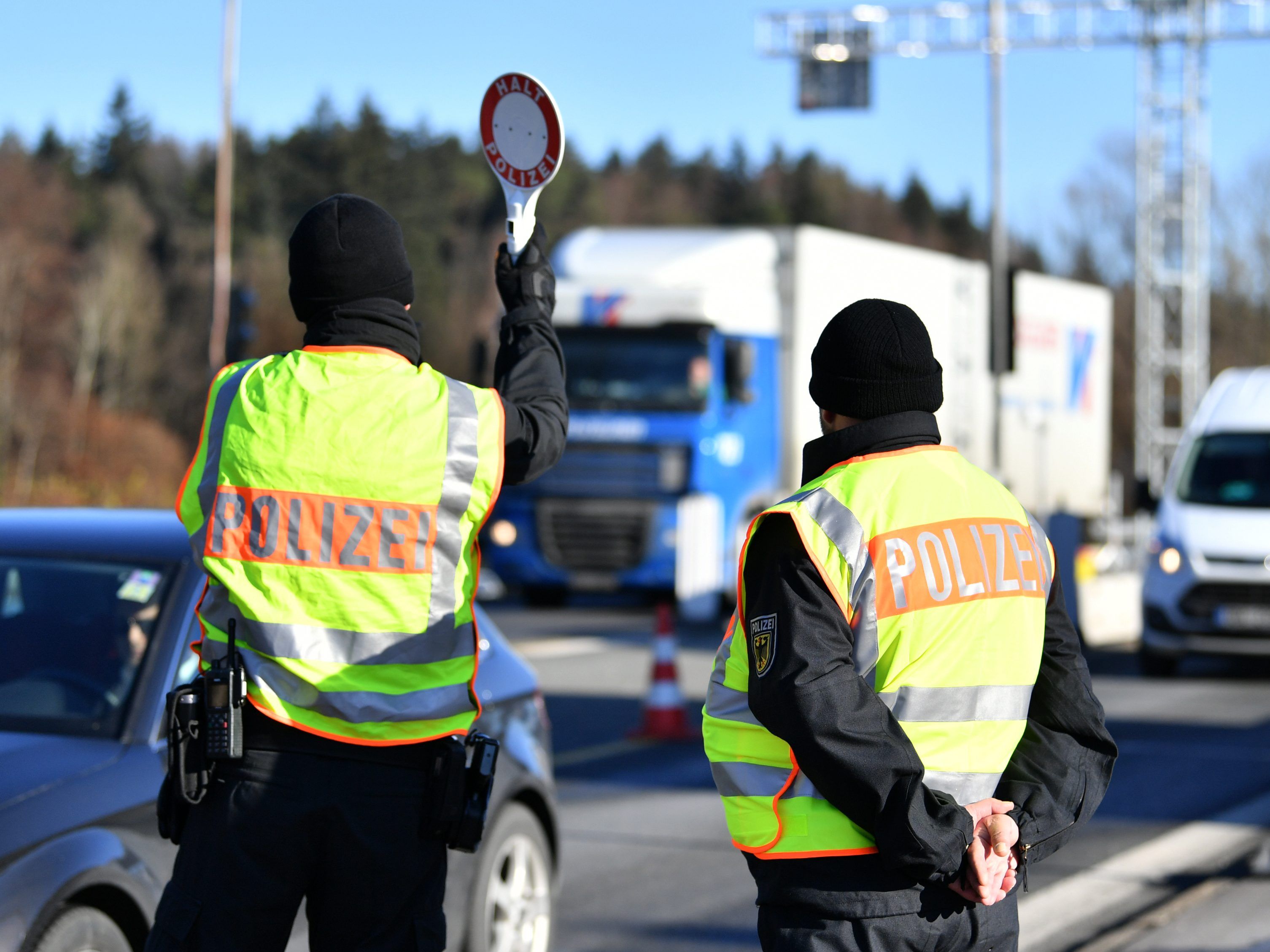 Polizisten kontrollieren am Grenzübergang Walserberg zwischen Österreich und Deutschland. Polizisten kontrollieren am Grenzübergang Walserberg zwischen Österreich und Deutschland.