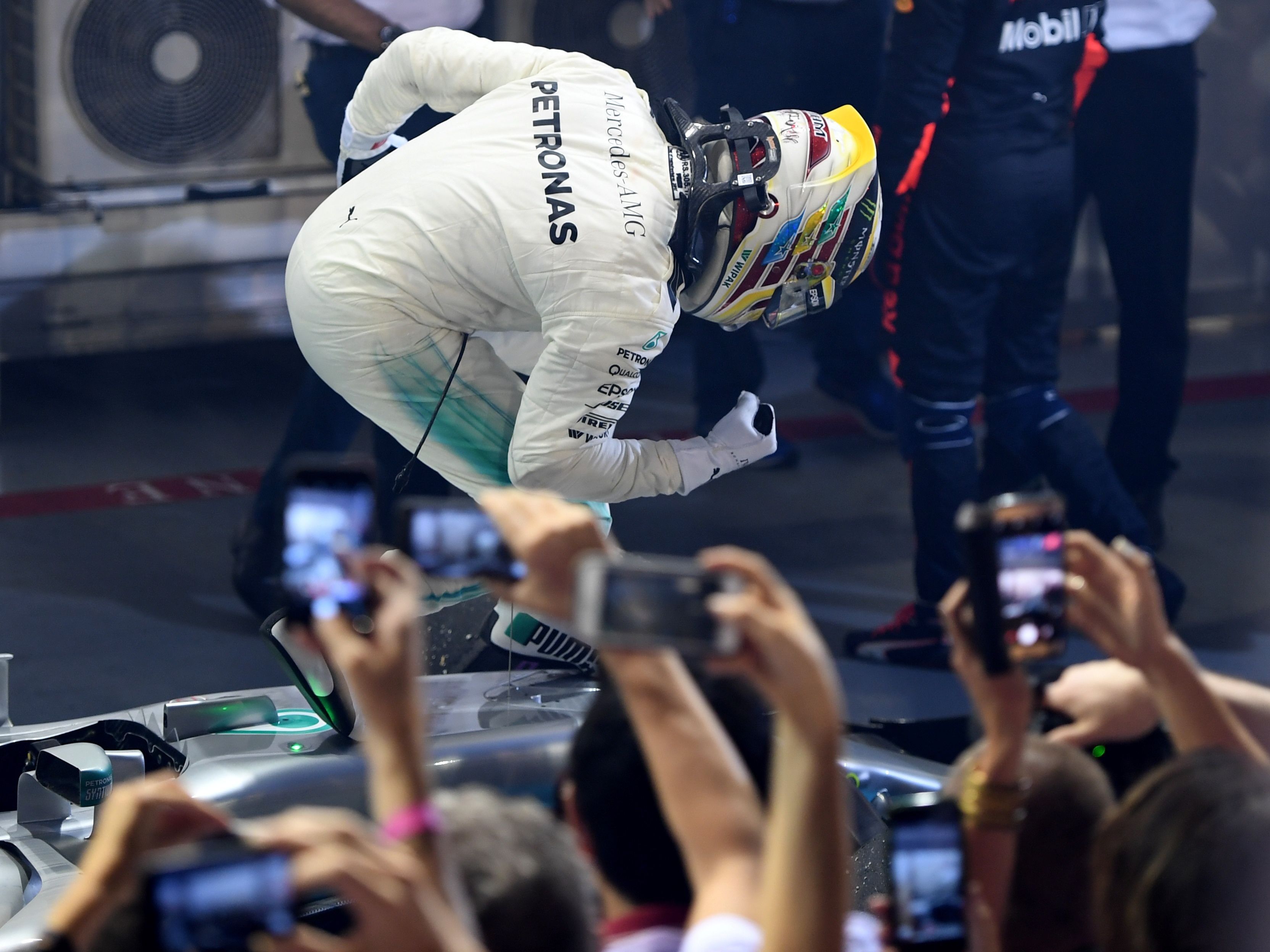 Lewis Hamilton konnte vom Ferrari-Doppel-Ausfall am Start maximal profitieren.