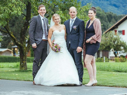 Das frisch vermählte Hochzeitspaar Tanja und Tobias mit den Trauzeugen. Das frisch vermählte Hochzeitspaar Tanja und Tobias mit den Trauzeugen.