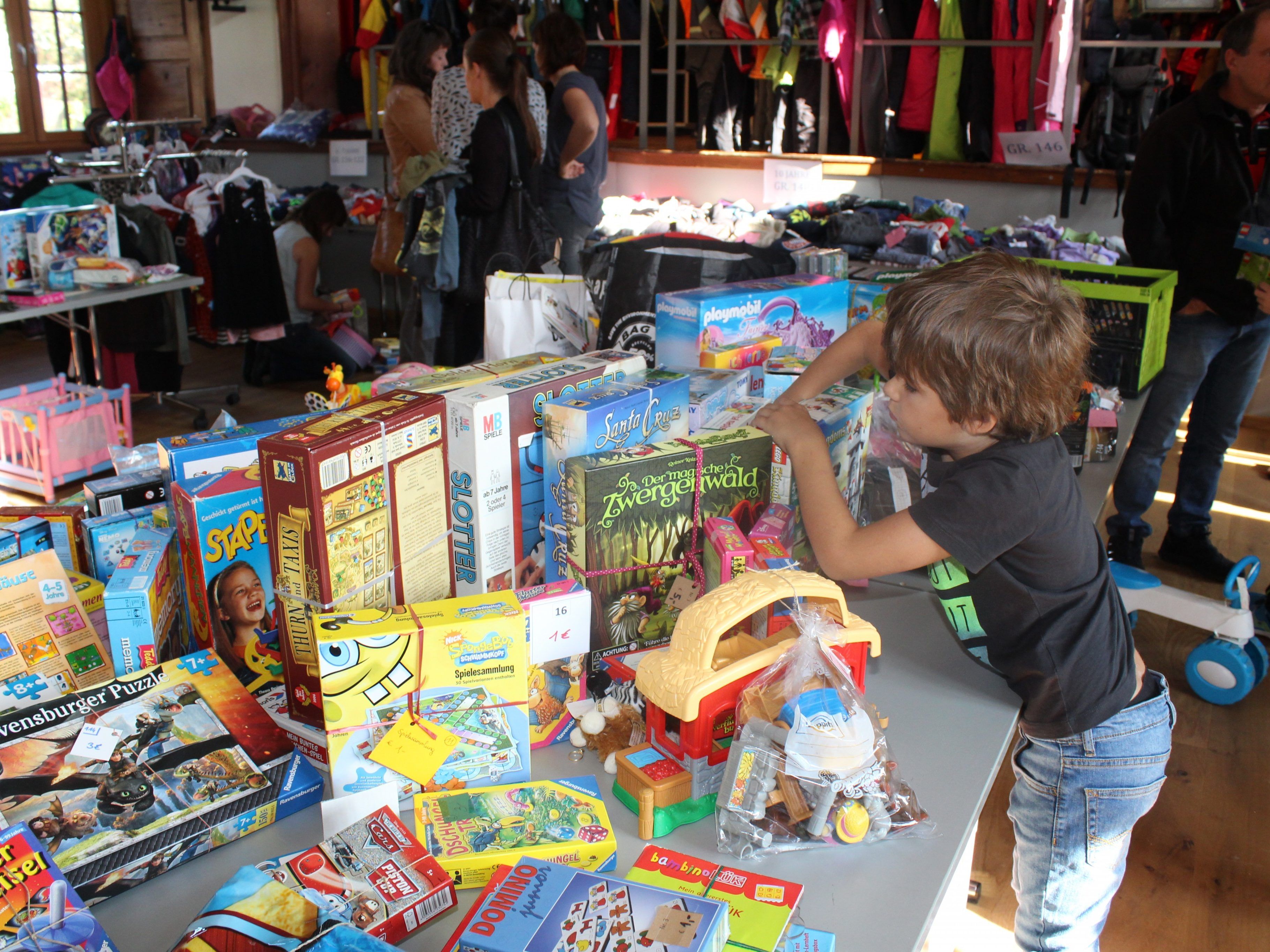 Die Kinder waren von den Spielsachen hellauf begeistert. Die Kinder waren von den Spielsachen hellauf begeistert.