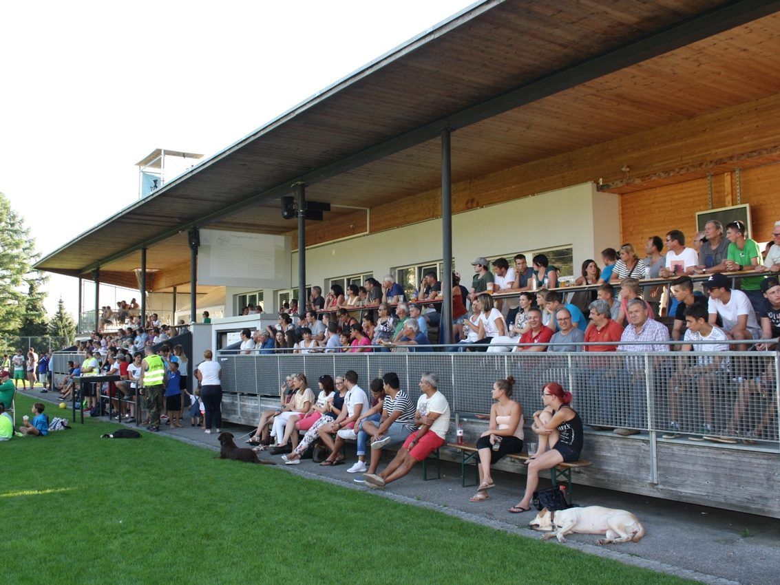 Ein volles Haus und beste Fußballstimmung: Besuchen Sie das Heimspiel SV typico Lochau gegen Ludesch im attraktiven Stadion am Hoferfeld.