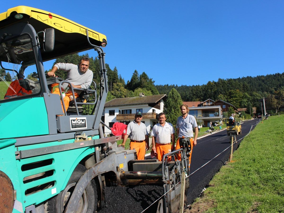 Die Pfänderstraße wurde vom Bauernhof Rist bis hinauf zum Hotel Fritsch am Berg auf einer Länge von rund 230 Metern komplett erneuert. Die Pfänderstraße wurde vom Bauernhof Rist bis hinauf zum Hotel Fritsch am Berg auf einer Länge von rund 230 Metern komplett erneuert.