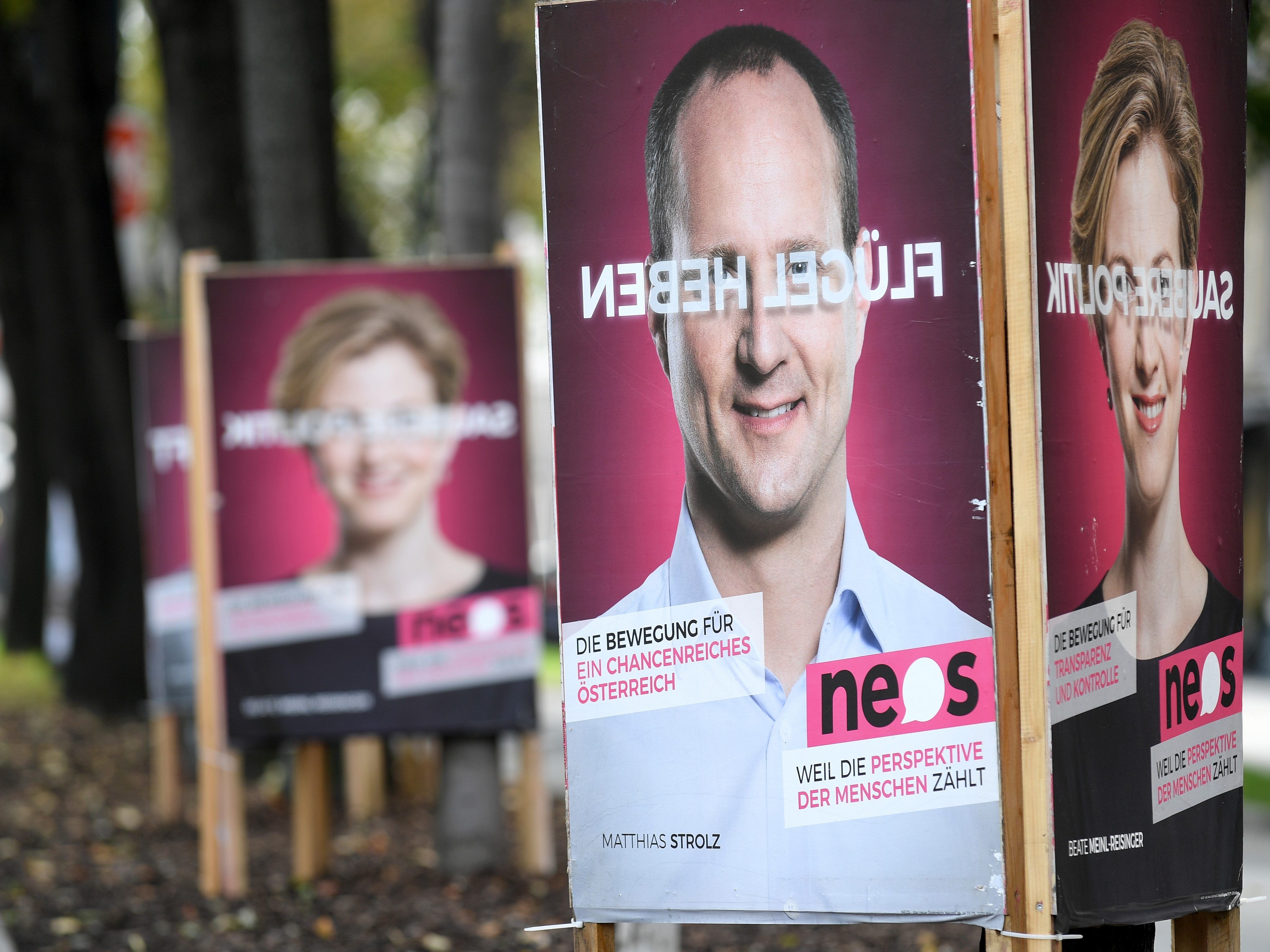 Die NEOS wollten bisher mit Spiegelschrift auf ihren Plakaten punkten. Die NEOS wollten bisher mit Spiegelschrift auf ihren Plakaten punkten.