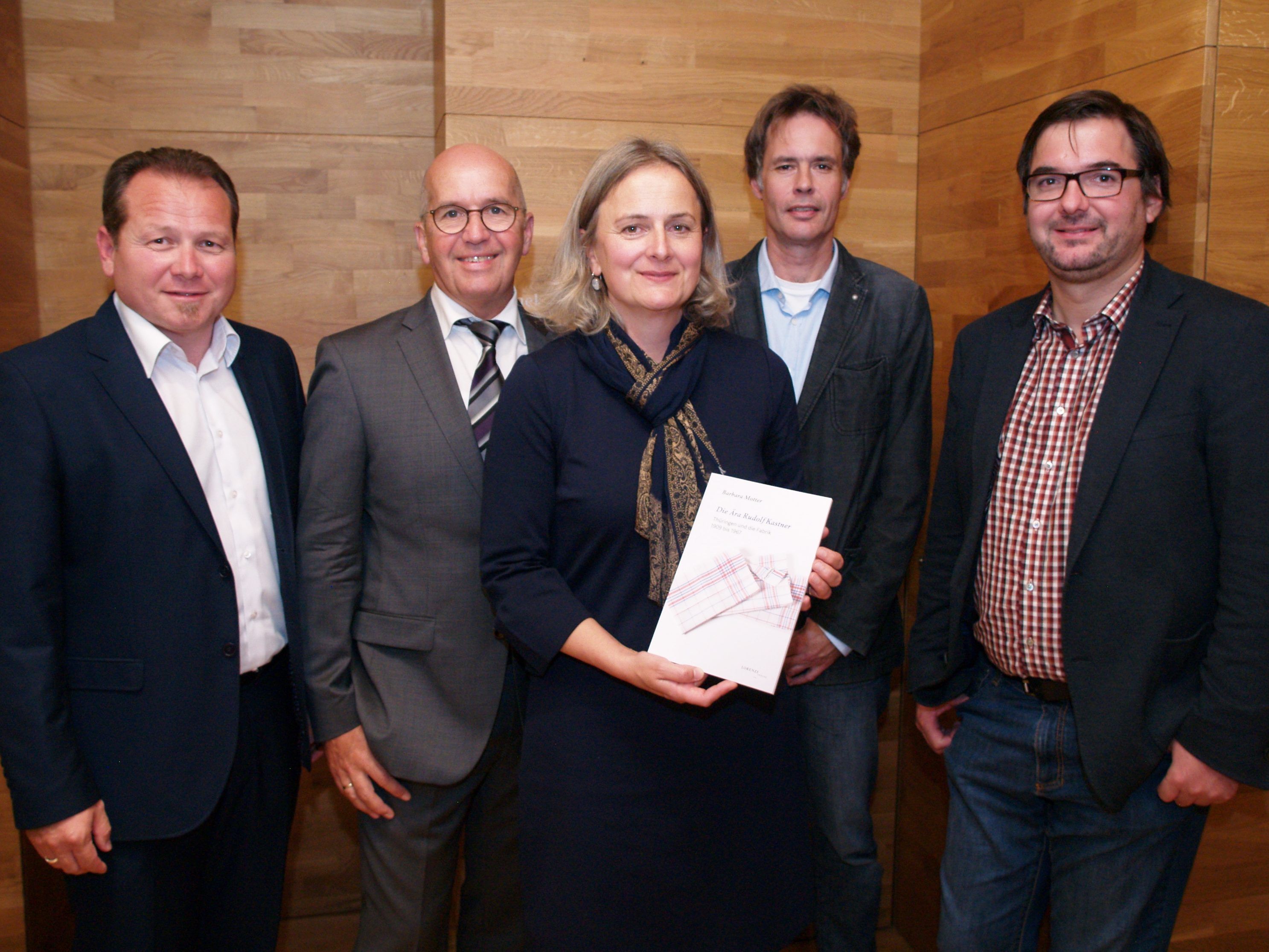 Autorin Barbara Motter mit Bürgermeister Harald Witwer, Falkenhorst - Vorstand Thomas Bitsche, Peter Motter und Verleger Christof Thöny