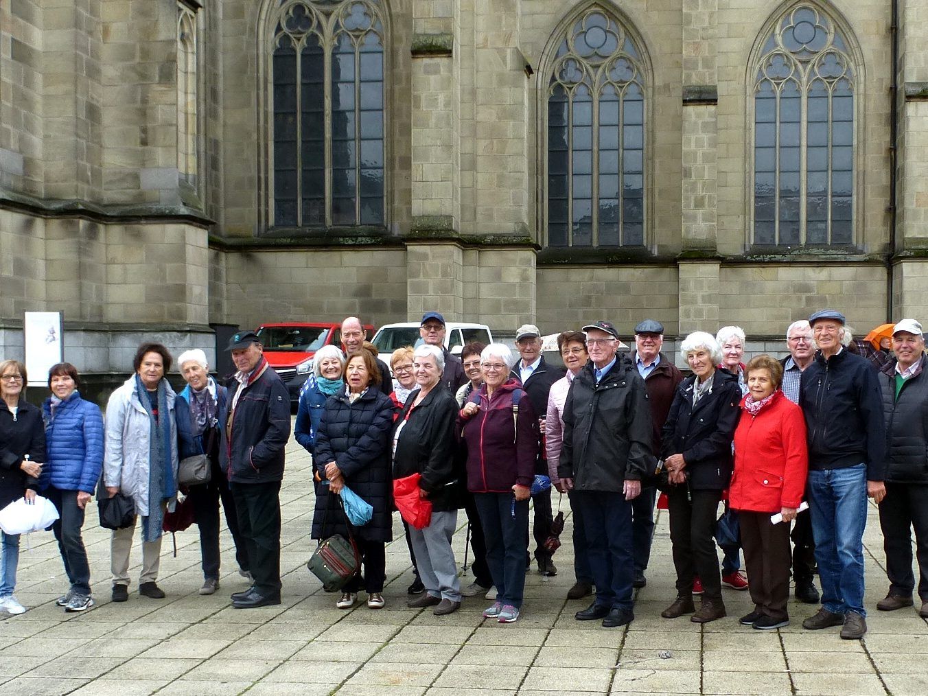 Reisegruppe vor dem Linzer Dom